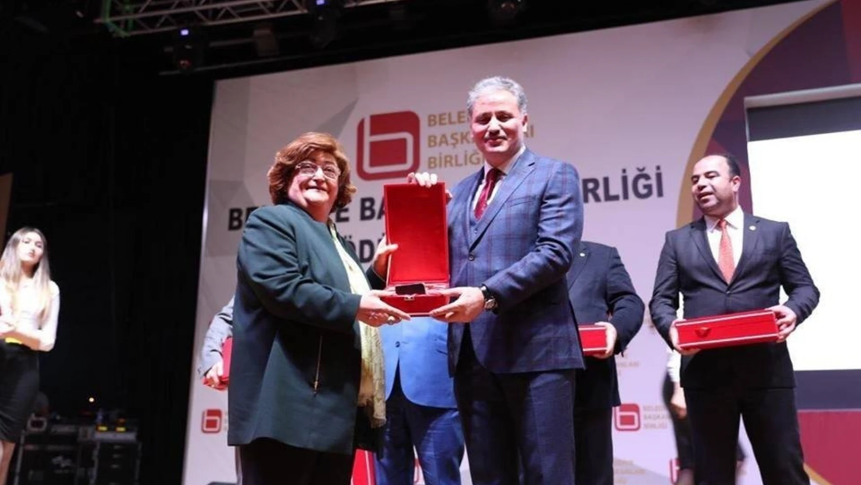 Çakır'a 'Doğu'nun En Beğenilen Büyükşehir Belediye Başkanı' ödülü
