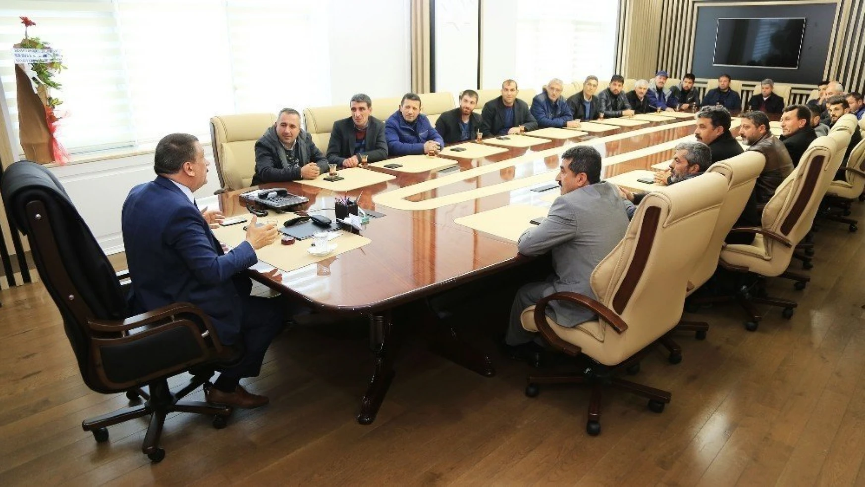 Başkan Gürkan, seyyar pazarcılar esnaf odası yönetimi ile bir araya geldi
