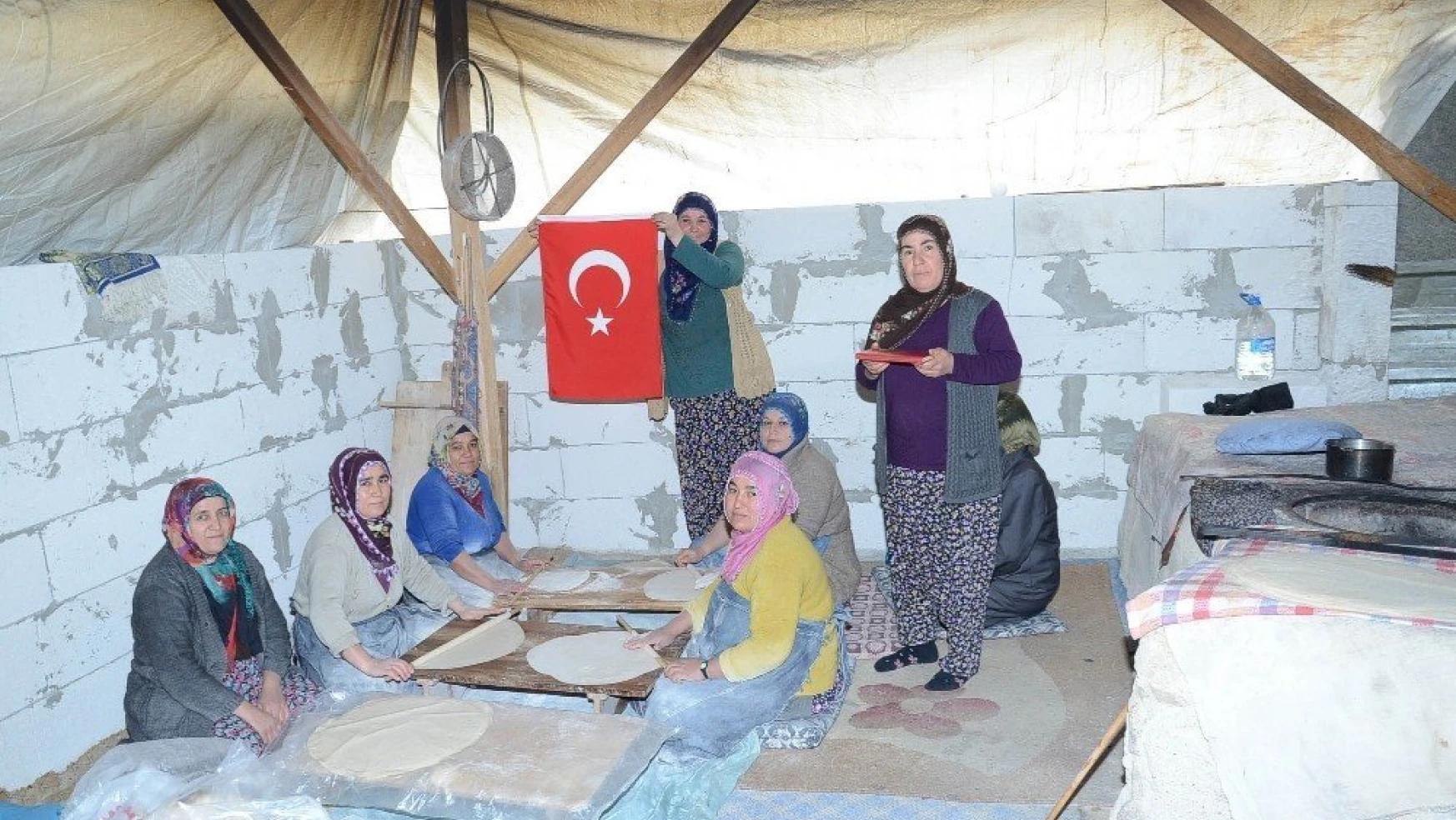 Darendeli kadınlardan Mehmetçiğe tandır ekmeği
