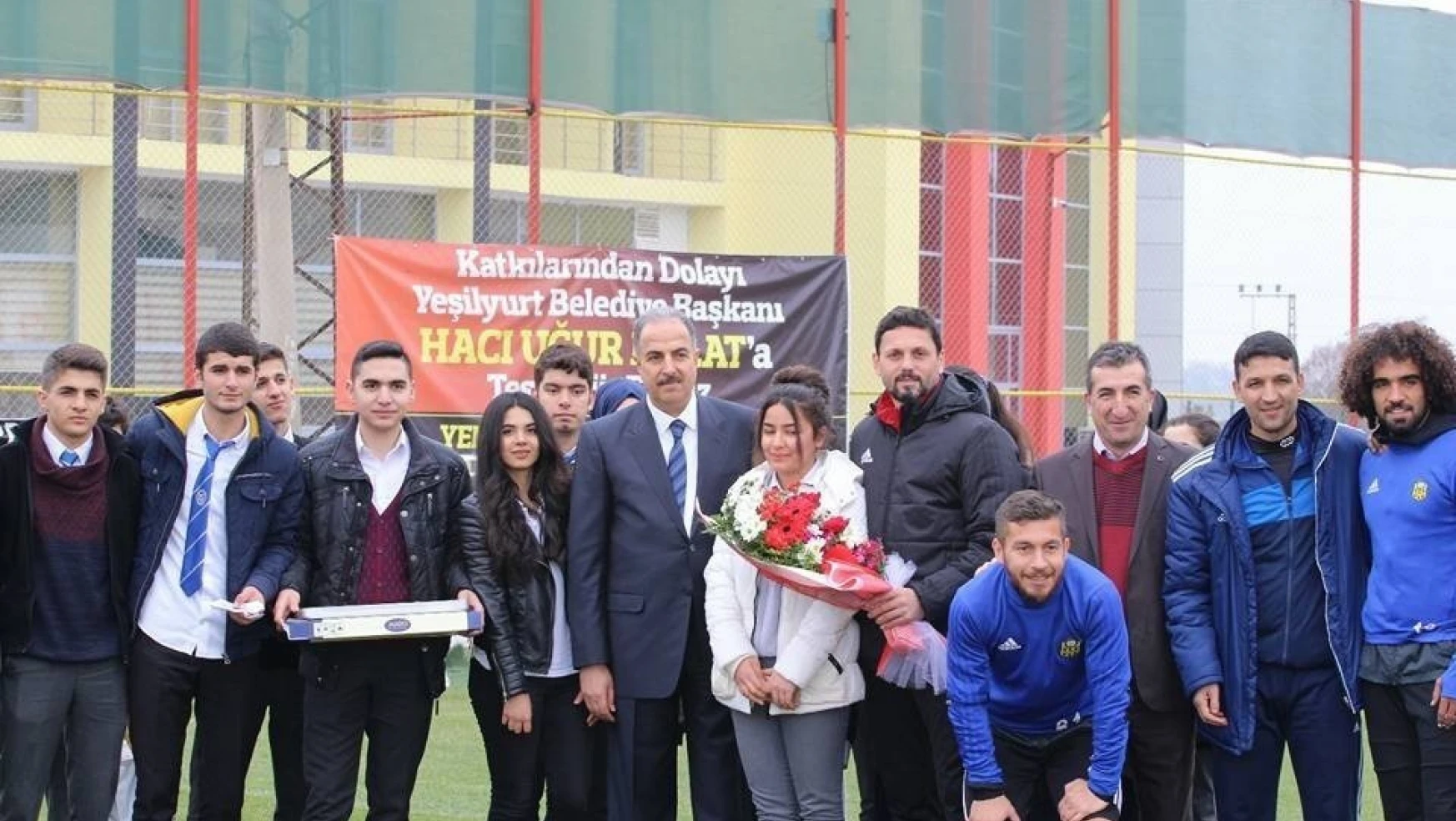 Öğrencilerden Evkur Yeni Malatyaspor'a Türk bayraklı ziyaret
