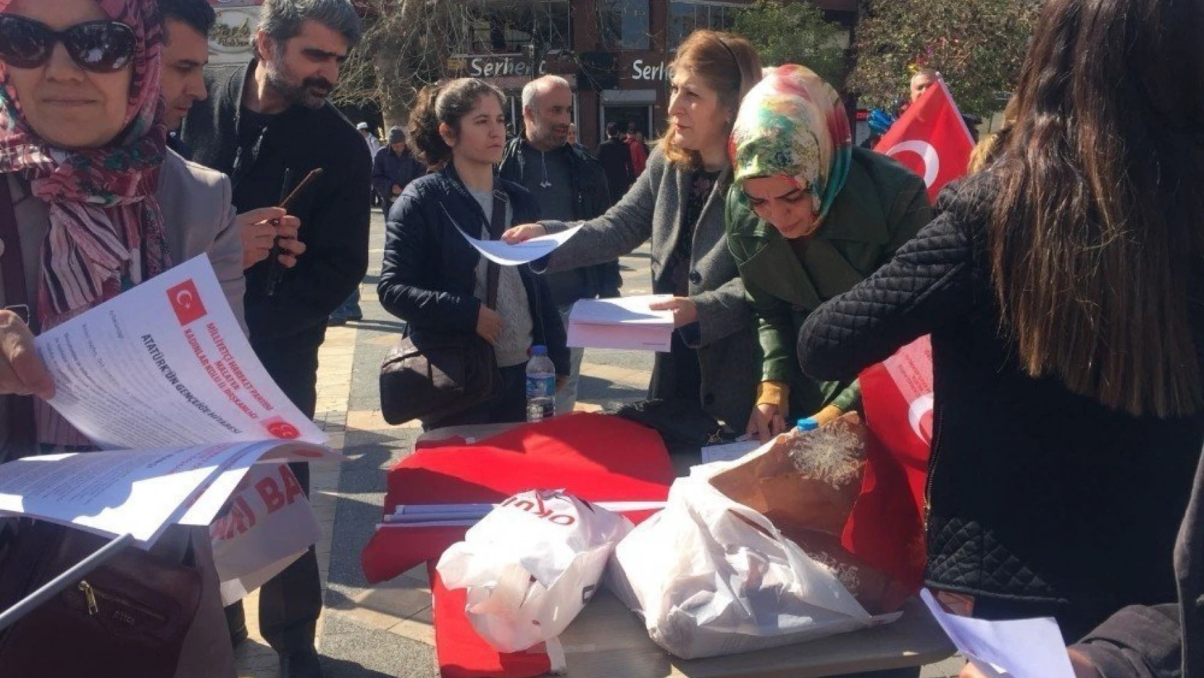 MHP Kadın Kolları bayrak dağıttı
