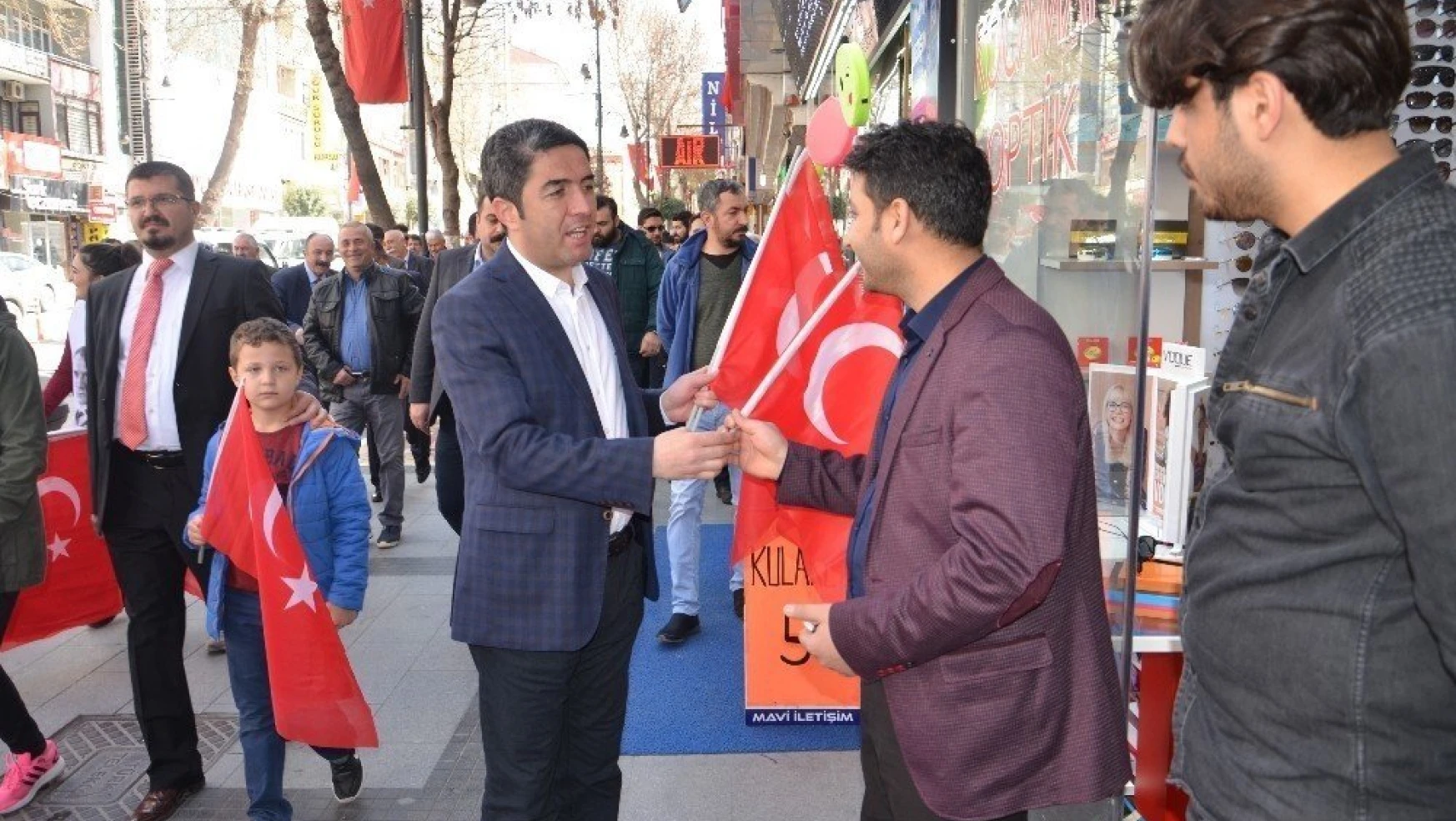 CHP'den vatandaşlara Türk Bayrağı
