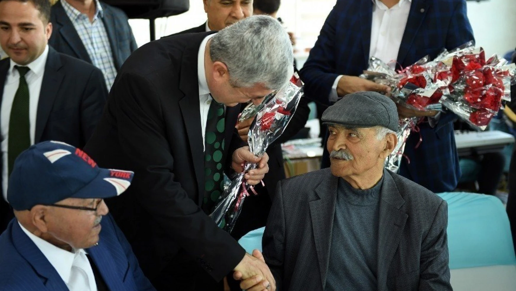 Belediye Başkanı Polat yaşlıları misafir etti
