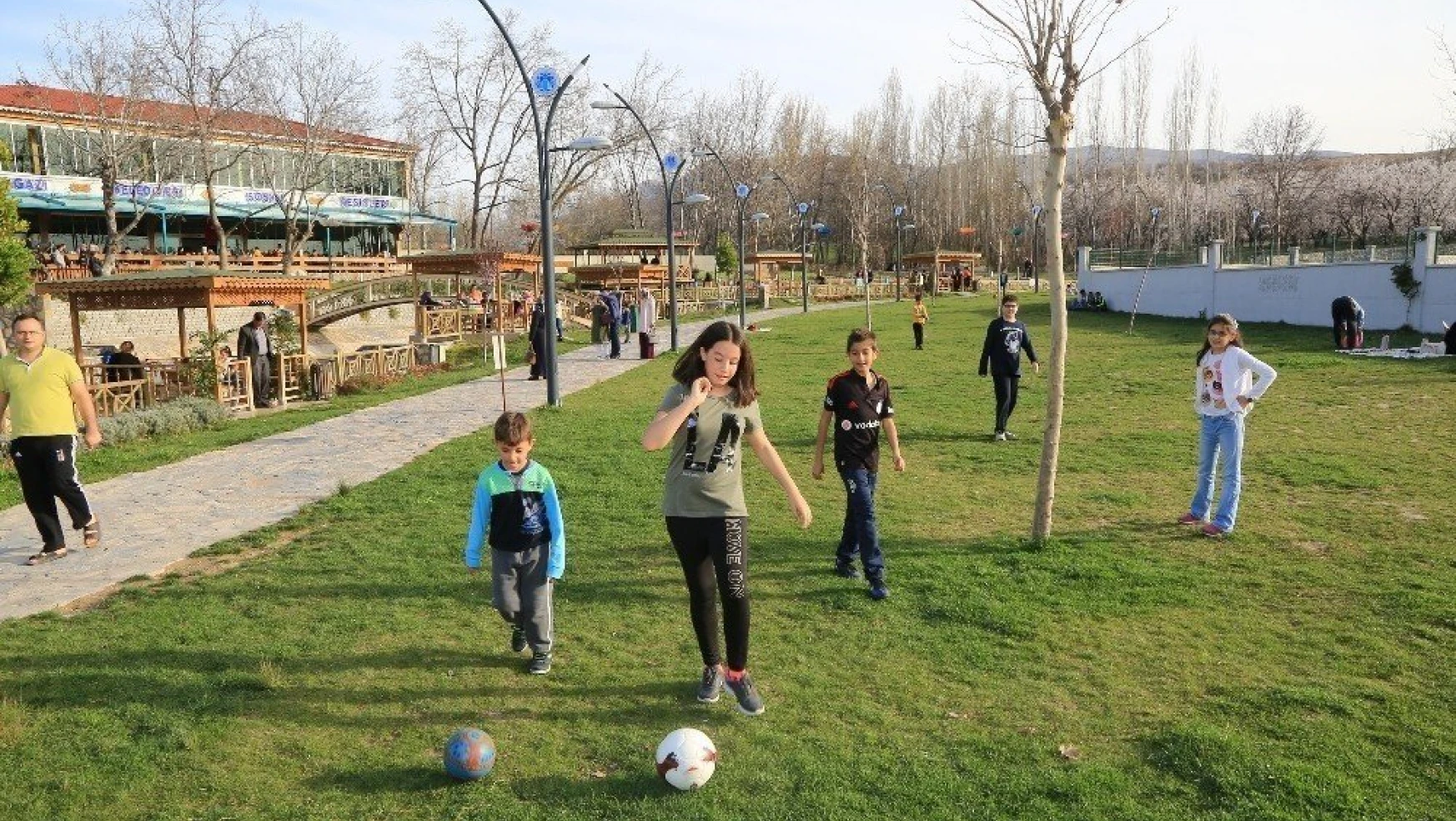 Galip Demirel'e Çınar Park'a vatandaşlardan yoğun ilgi
