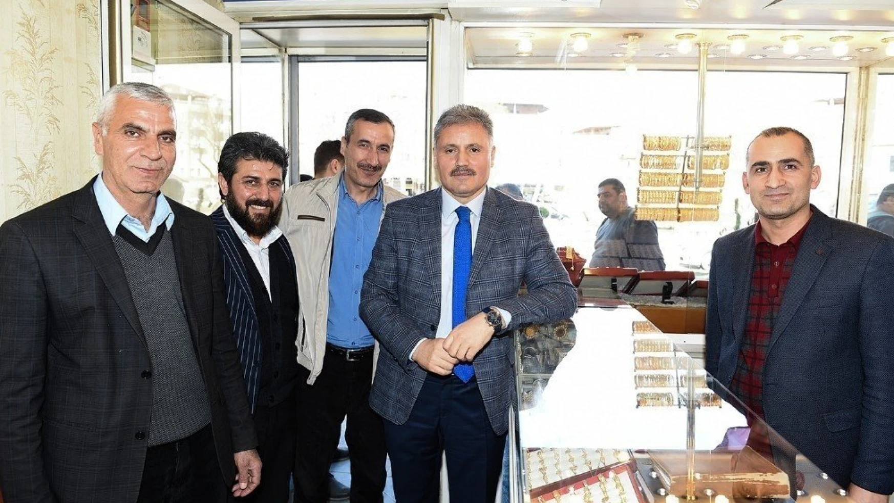 Başkan Çakır, Eski Malatya'da esnaf ve vatandaşları ziyaret etti
