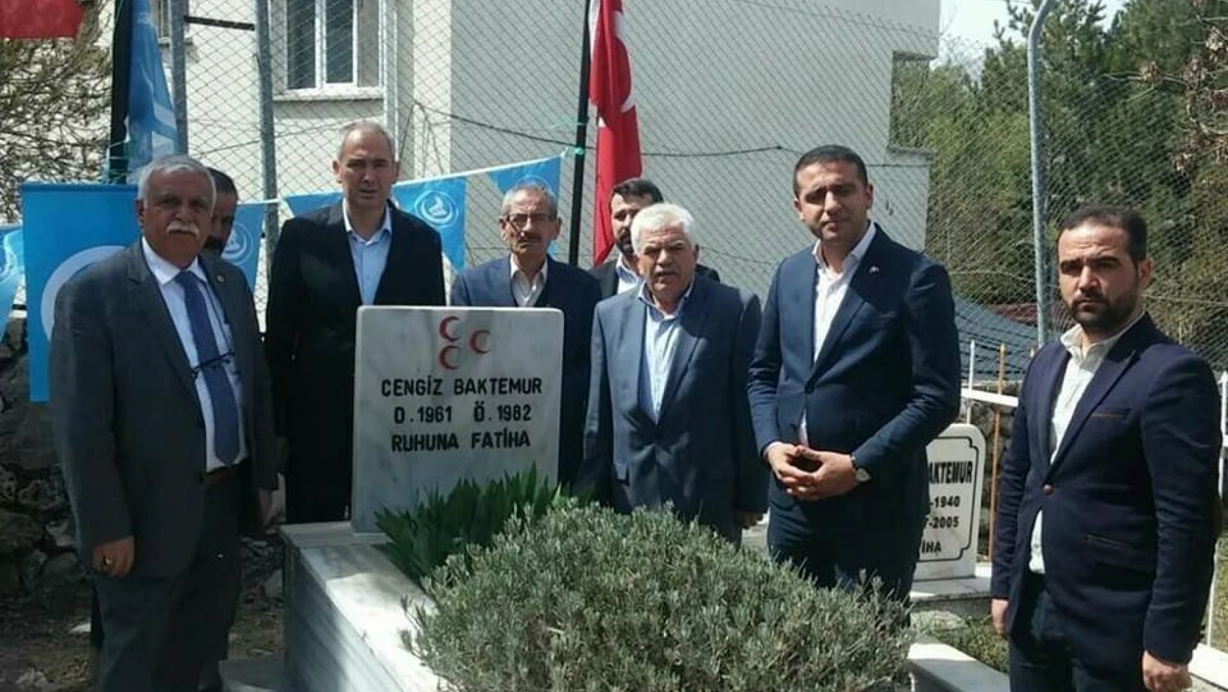 Mezarlıktan Türk bayrağı çalındığı iddiası
