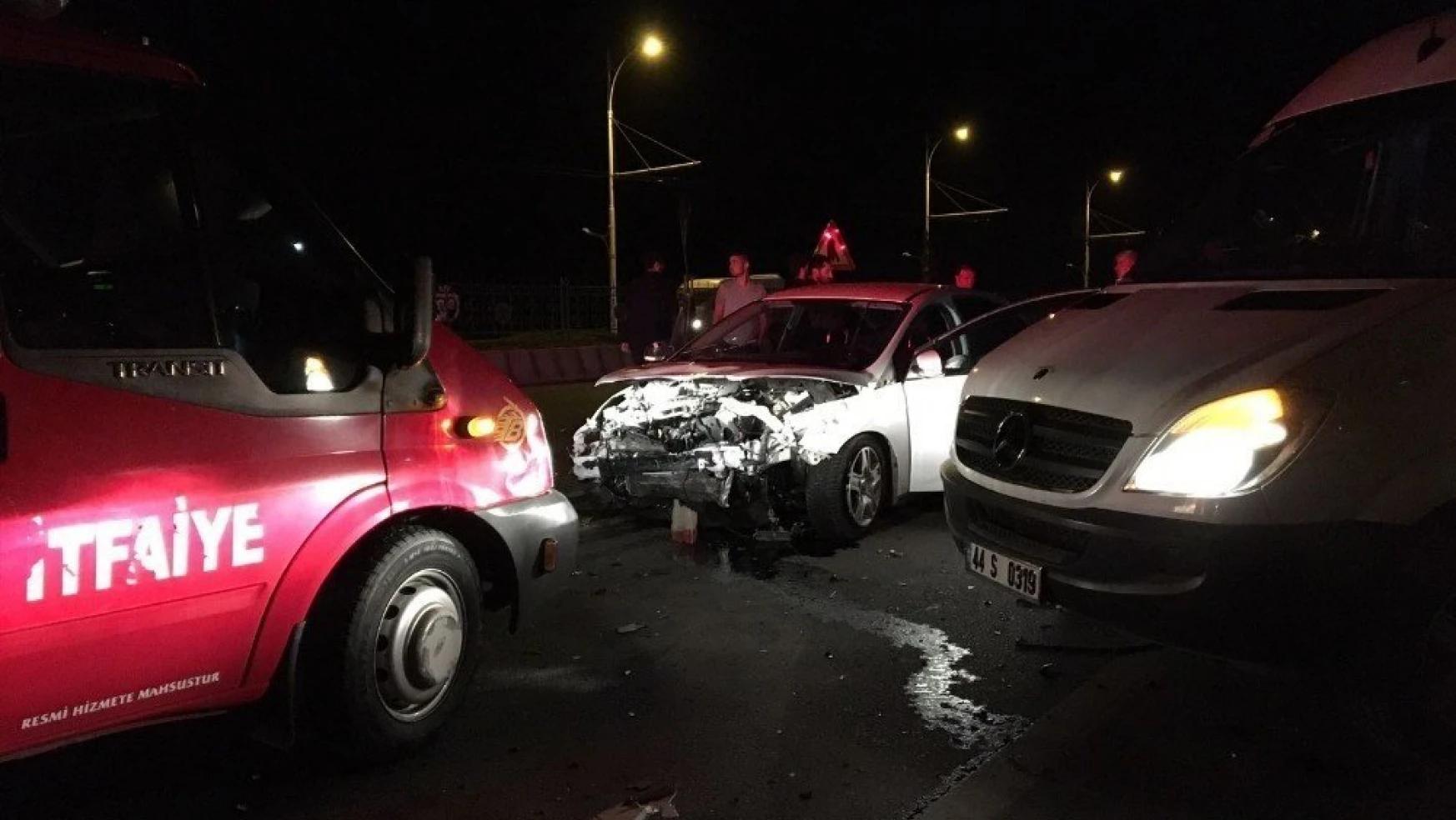 Malatya'da 3 araç birbirine girdi: 4 yaralı
