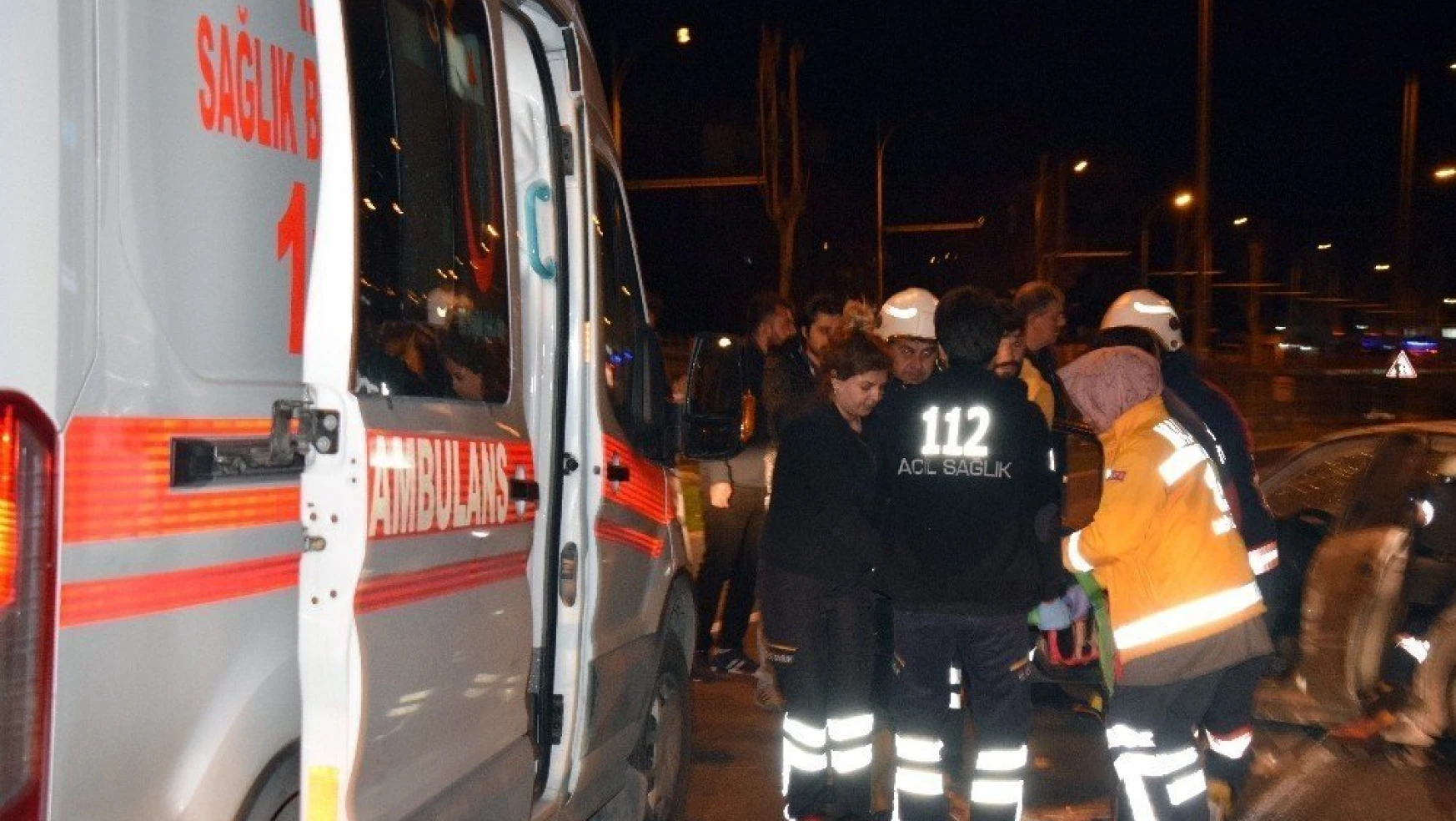 Malatya'da refüje çarpan otomobil takla attı: 4 yaralı
