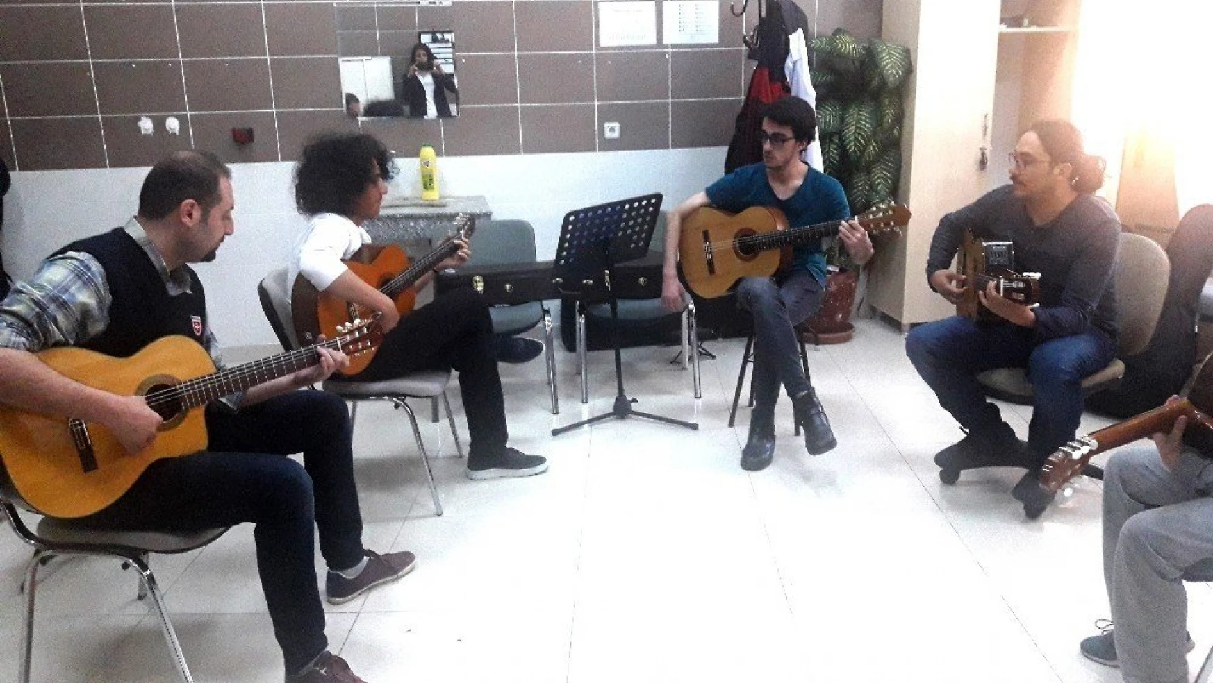 Suriyeli Shala, gitar özlemini MABESEM'de gideriyor
