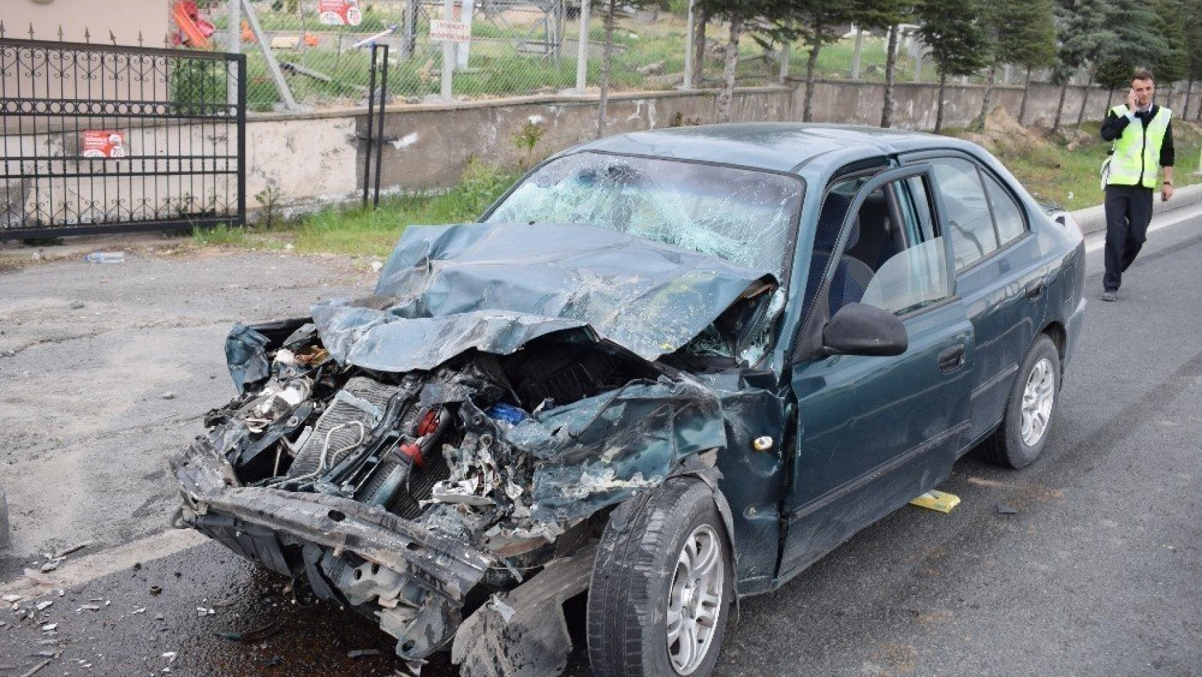 Malatya'da otomobil öğrenci servisine çarptı: 1 ölü, 10 yaralı
