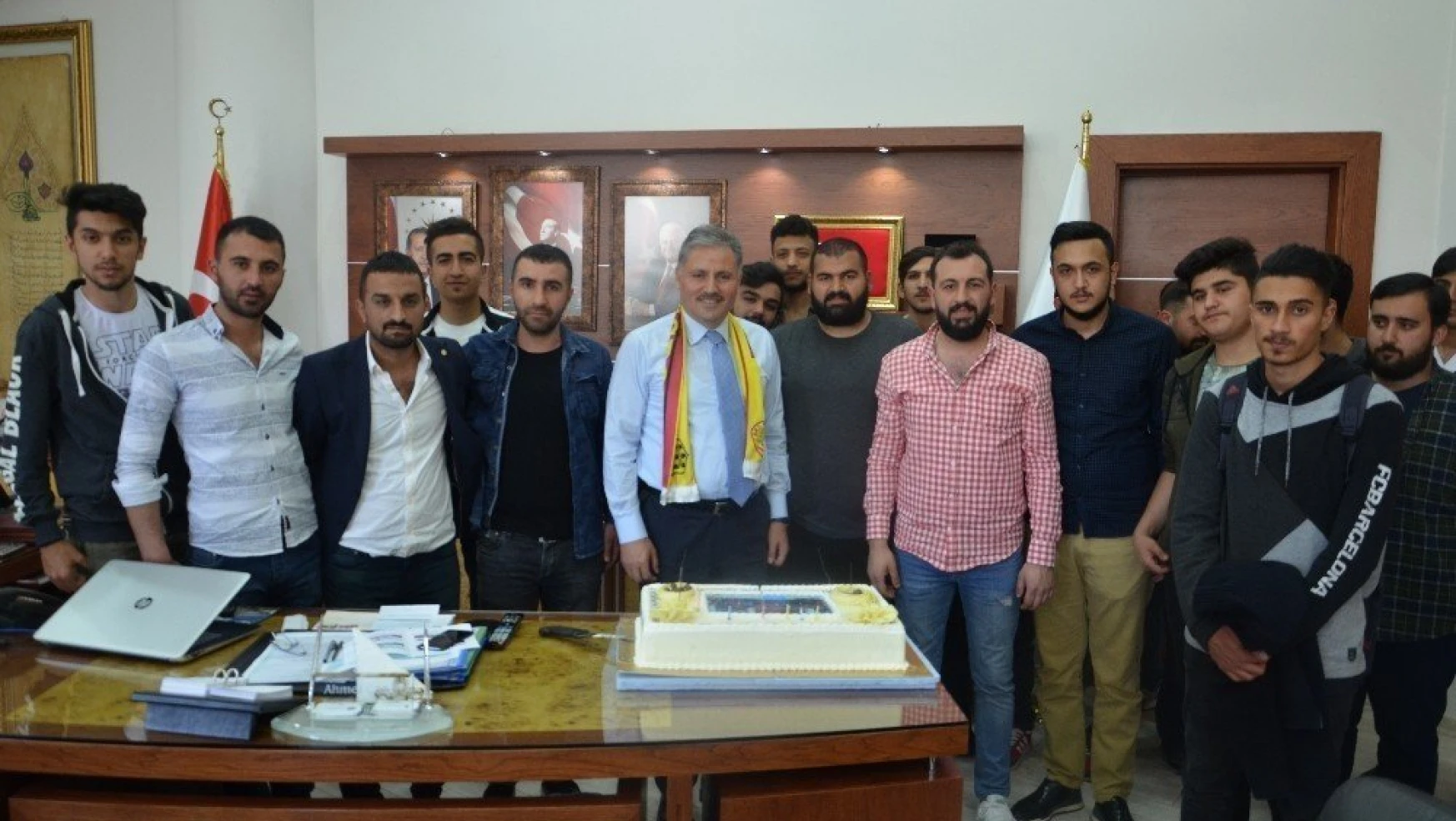 Taraftarlardan Başkan Çakır'a sürpriz doğum günü kutlaması
