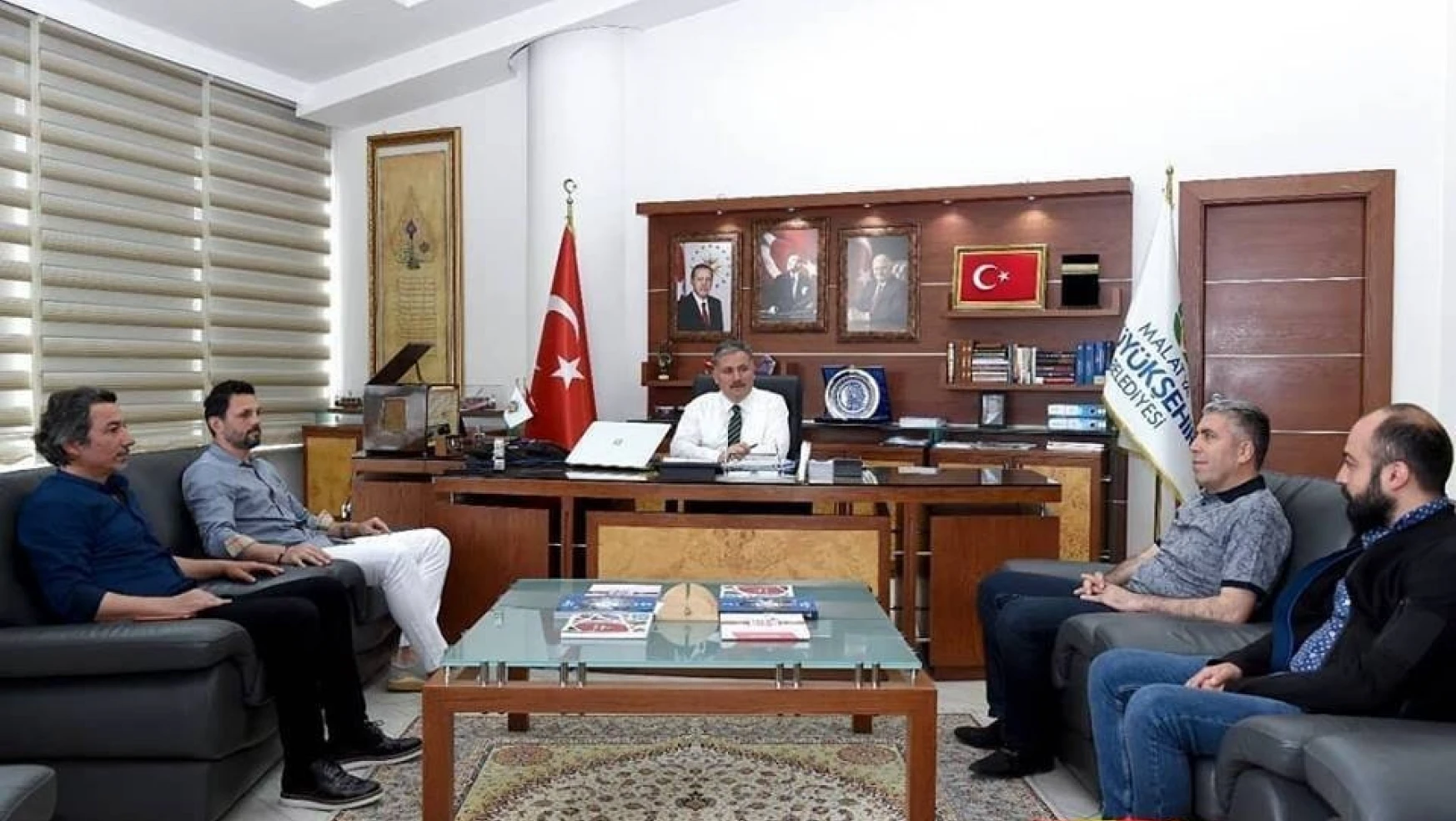 Teknik Direktör Erol Bulut'tan Başkan Ahmet Çakır'a imzalı forma
