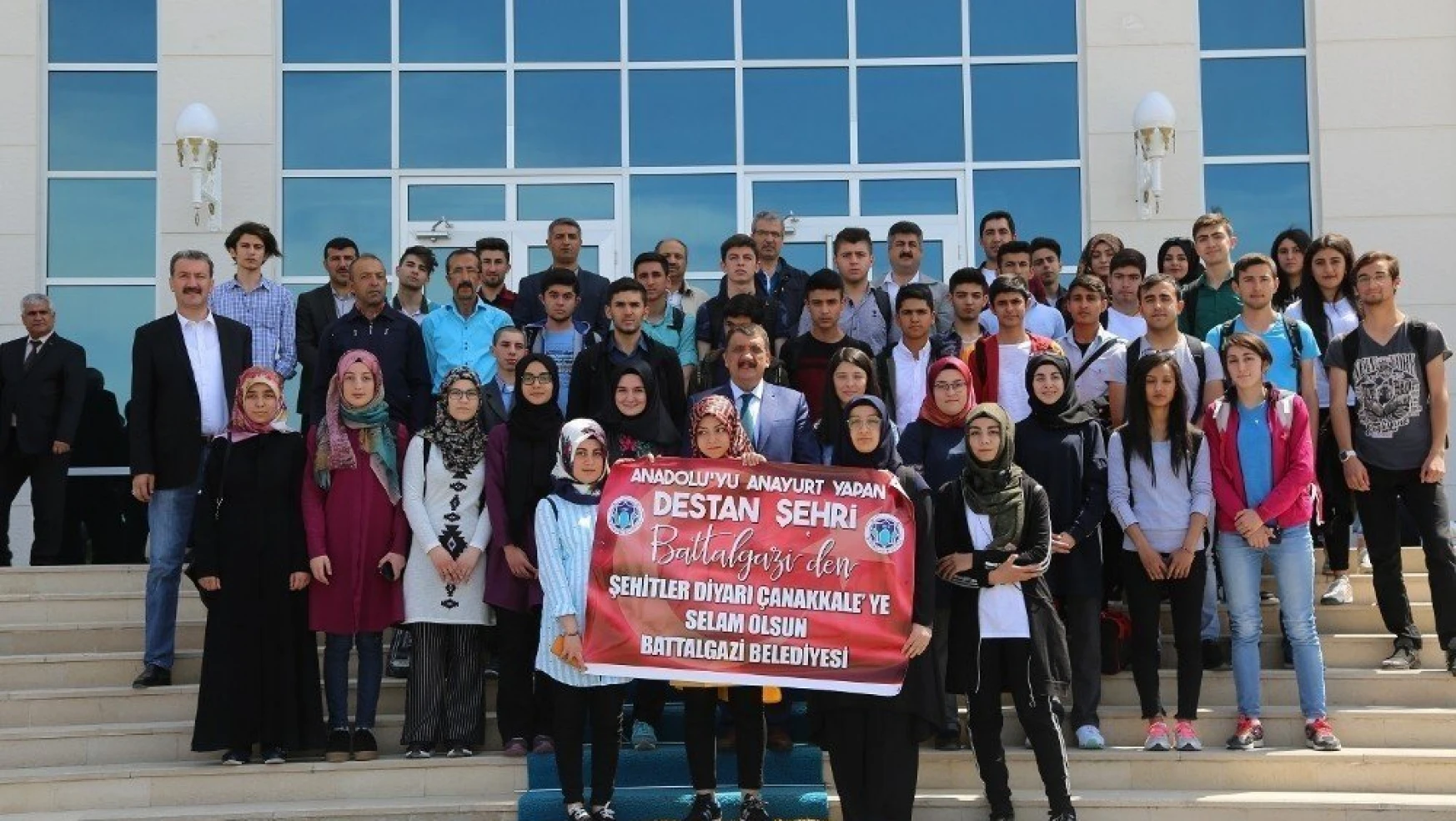 Battalgazi Belediyesi başarılı öğrencileri Çanakkale'ye gönderdi
