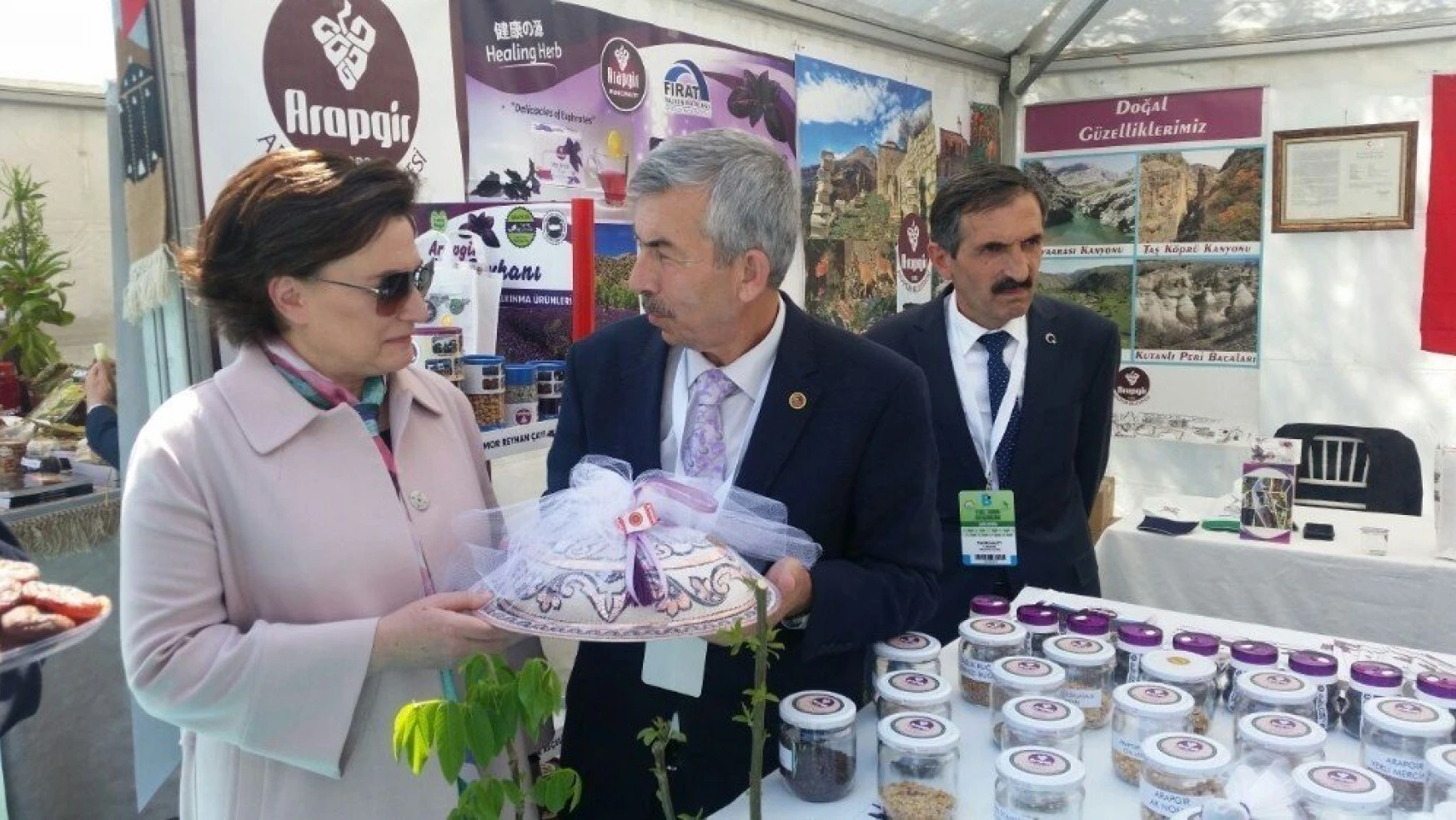 Emine Erdoğan Arapgir standını ziyaret etti
