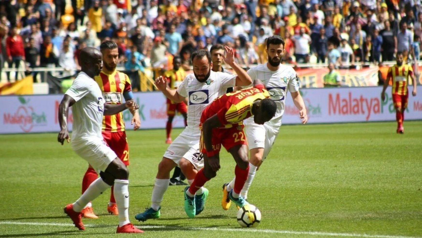 E. Yeni Malatyaspor: 0 - T.M. Akhisarspor: 0 (İlk yarı)
