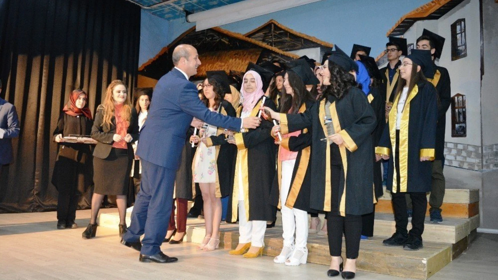 Malatya Anadolu Lisesinde mezuniyet sevinci