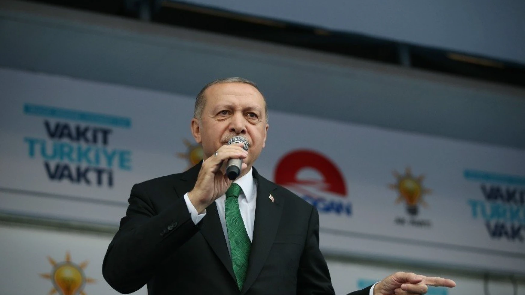 Erdoğan: Onlar laf üretir, biz icraat üretiriz