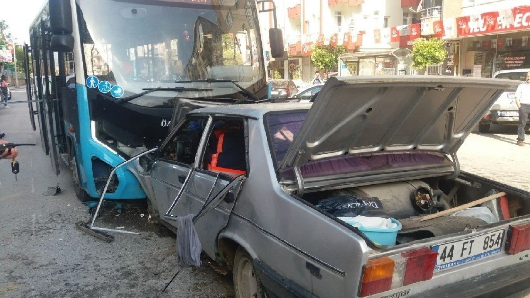 Halk otobüsü ile otomobil çarpıştı: 1 ölü