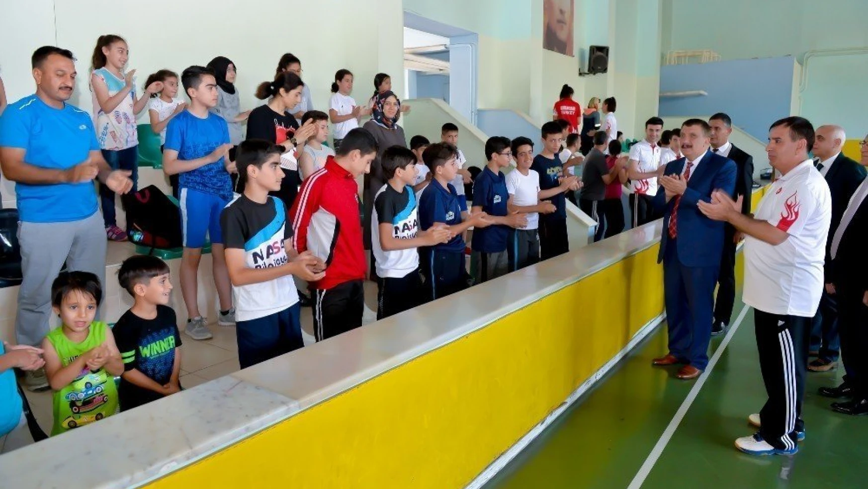 Gürkan, badminton sporcuları ile bir araya geldi