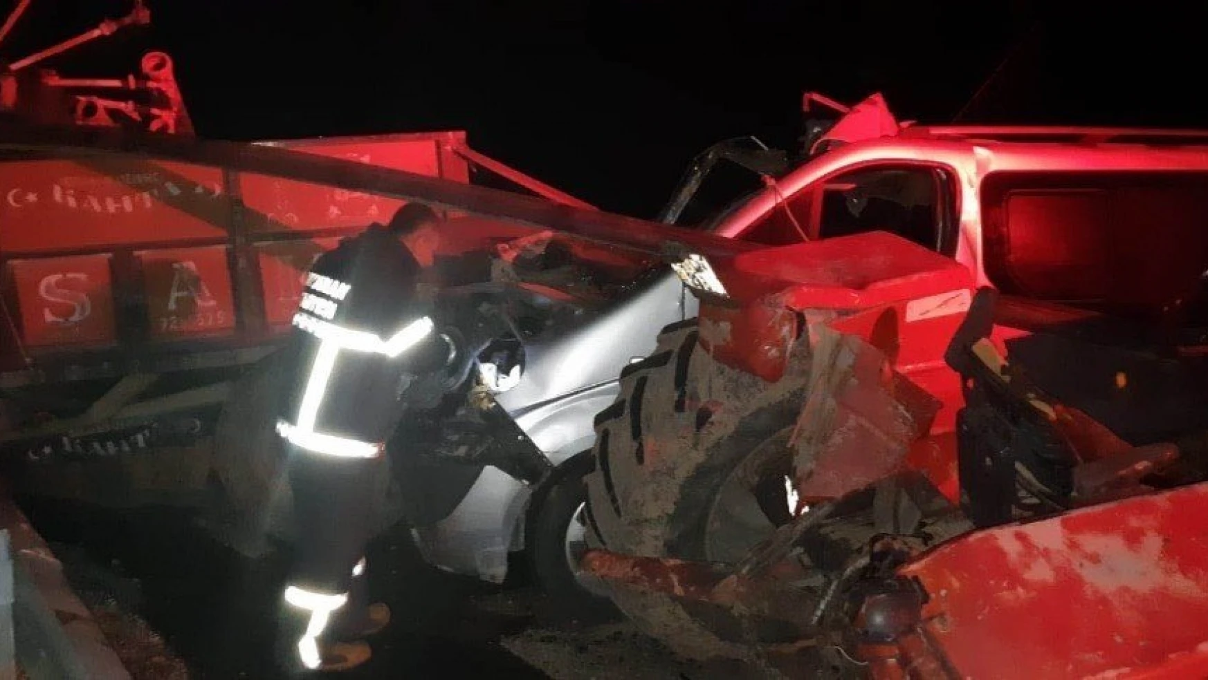 Minibüs traktöre çarptı: 2 ölü