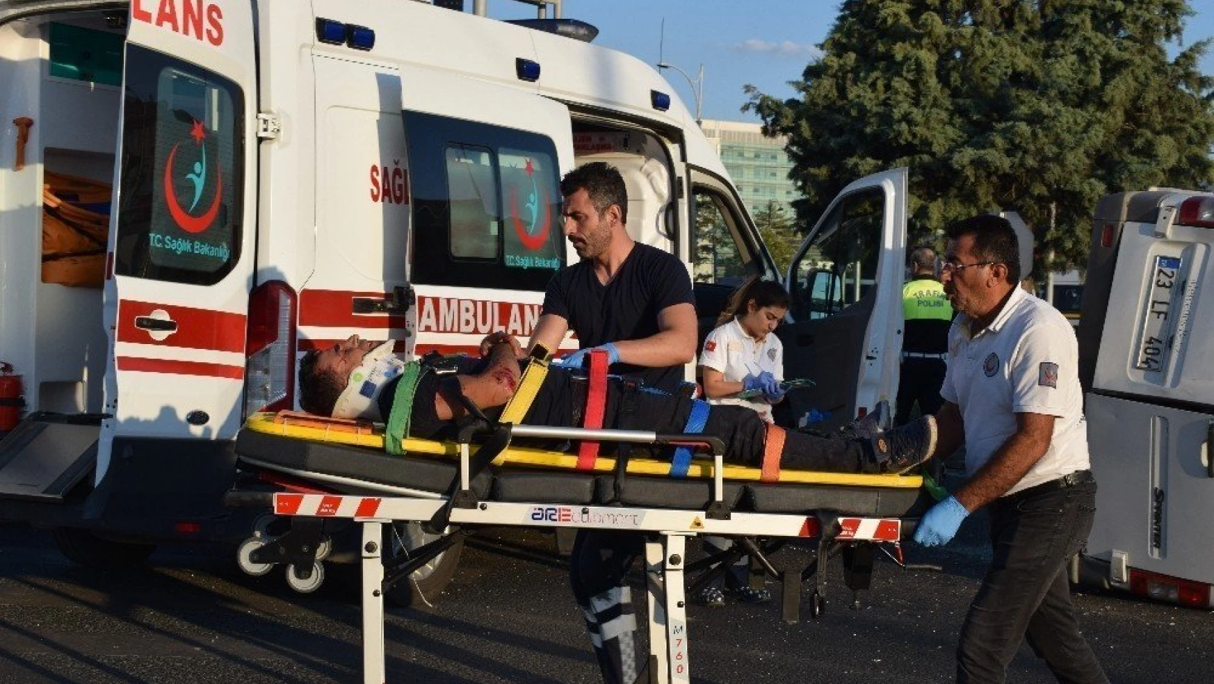 İşçileri taşıyan minibüs kaza yaptı: 12 yaralı