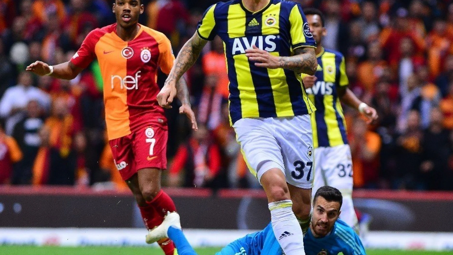 Spor Toto Süper Lig: Galatasaray: 1 - Fenerbahçe: 0 (İlk yarı)