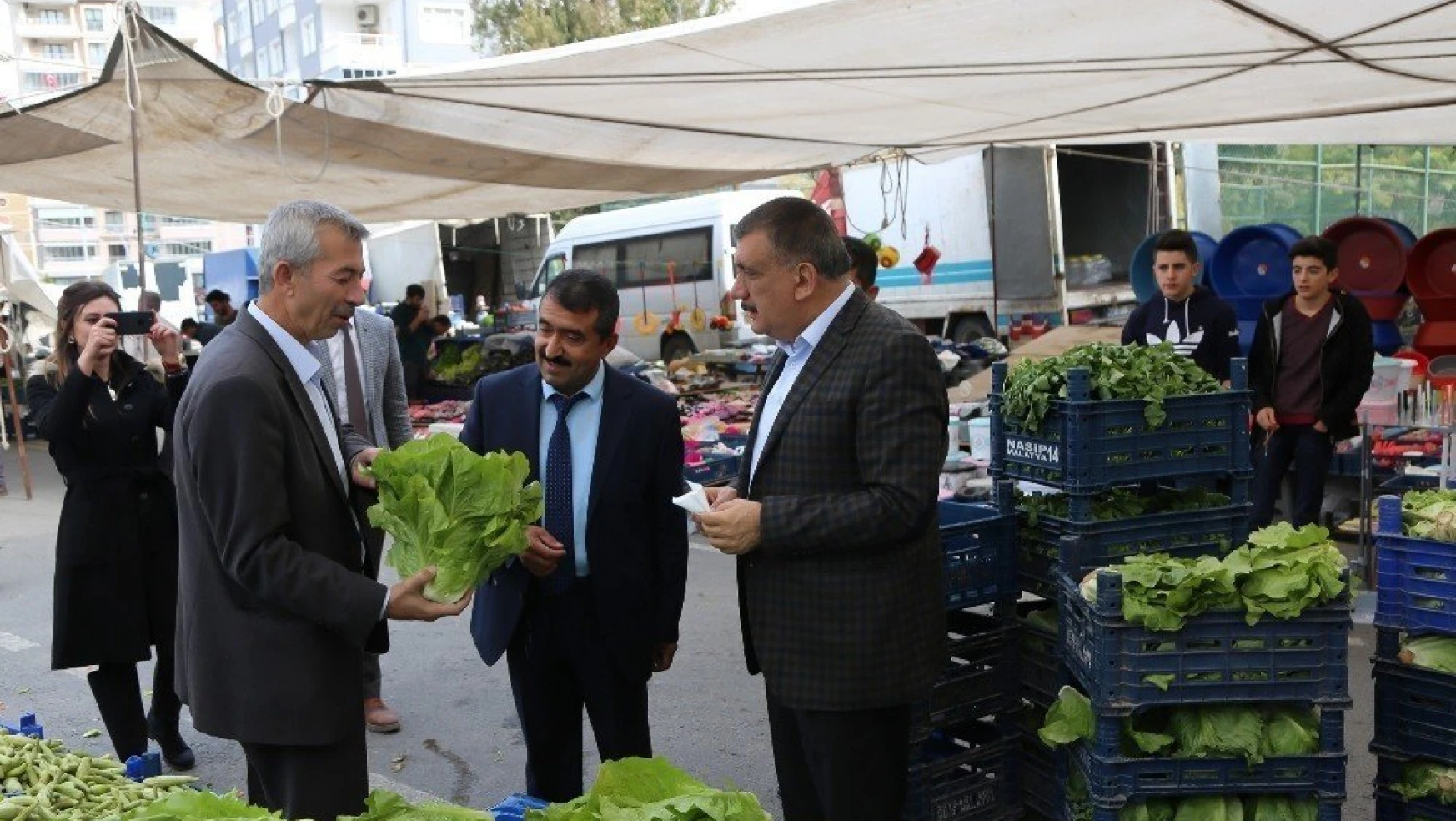 Başkan Gürkan, pazar esnafı ile bir araya geldi