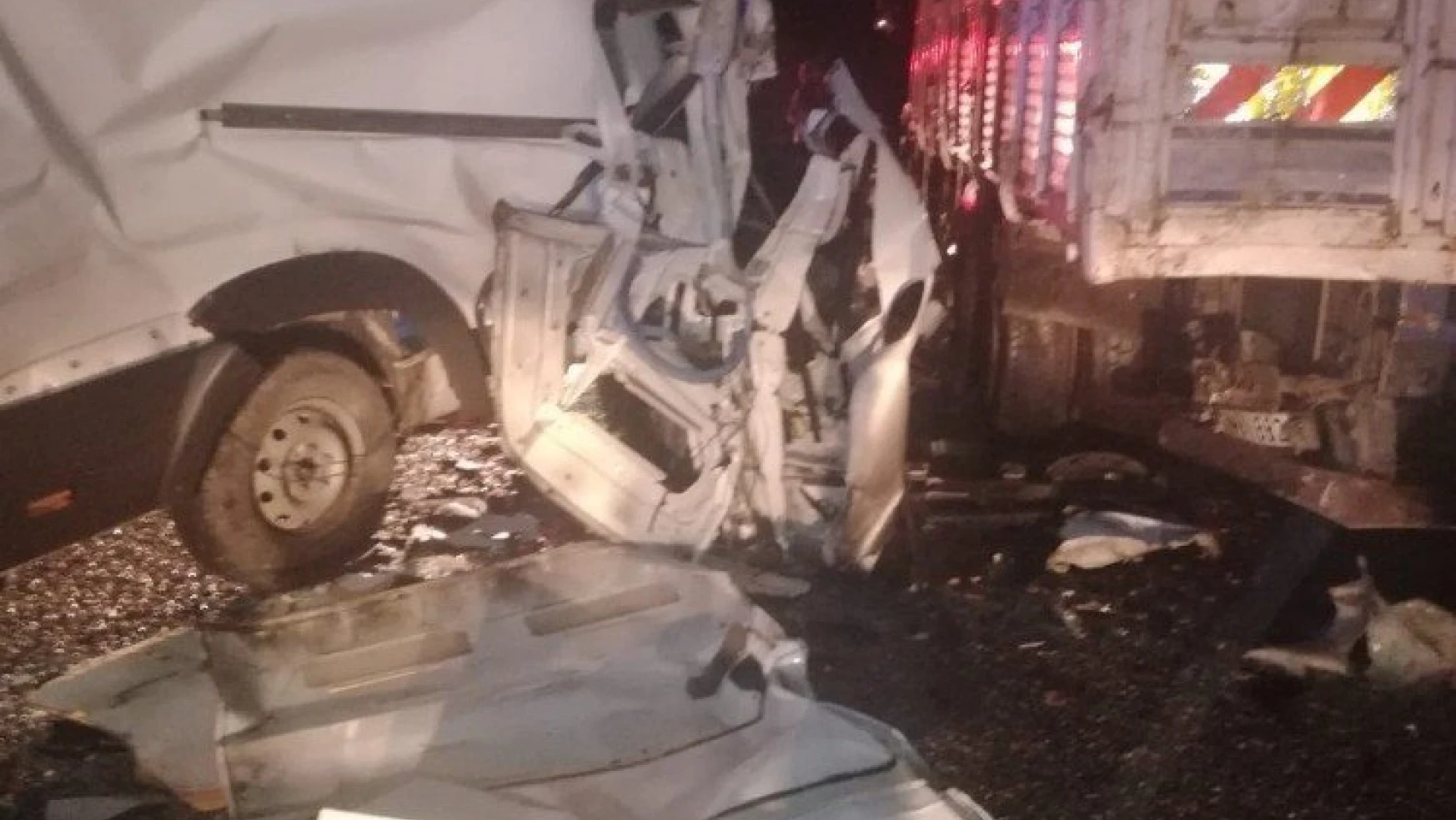Minibüs park halindeki kamyona çarptı: 1 ölü...