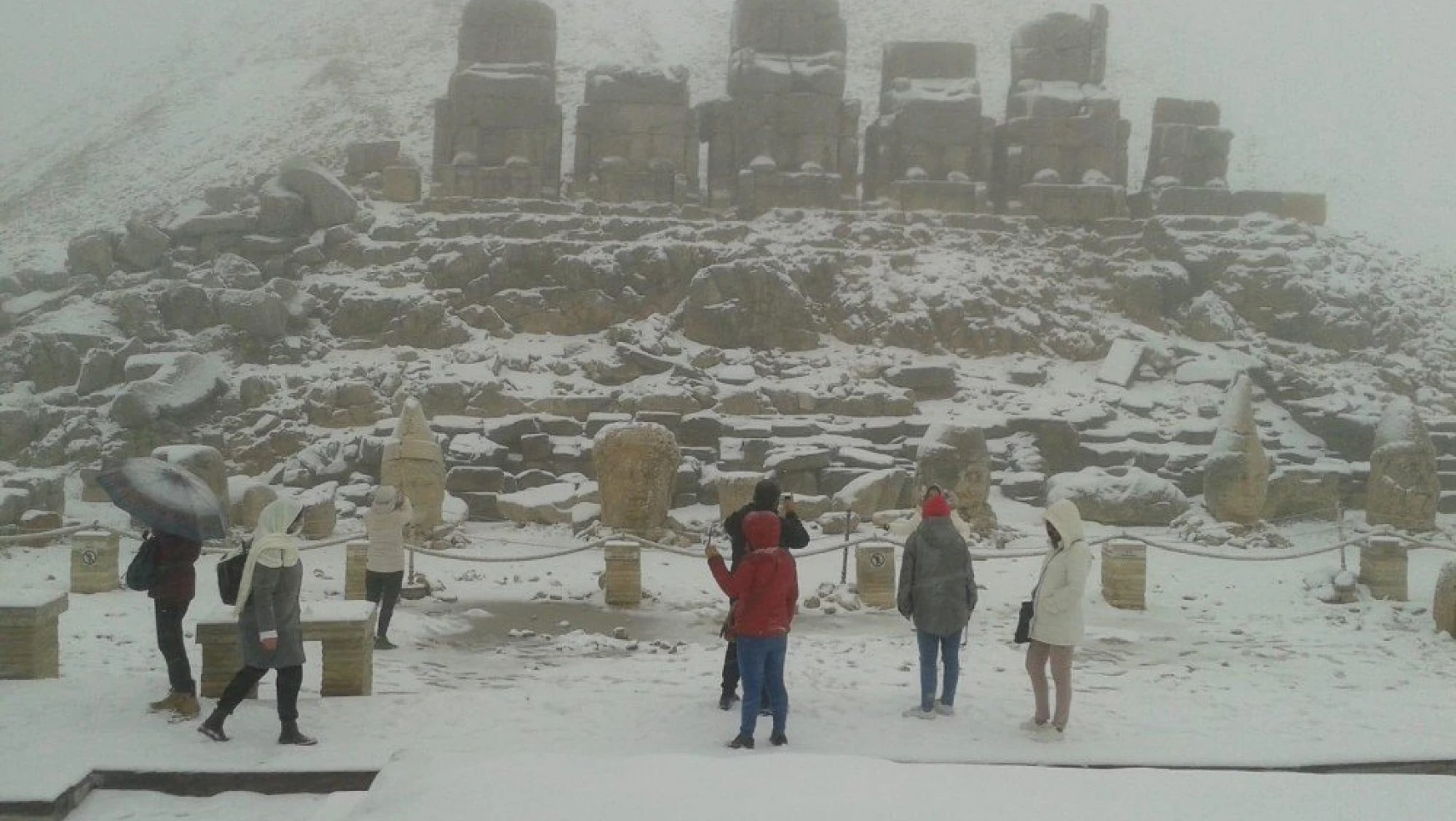 Nemrut Dağı'nda turistlere tipi ve sis engeli