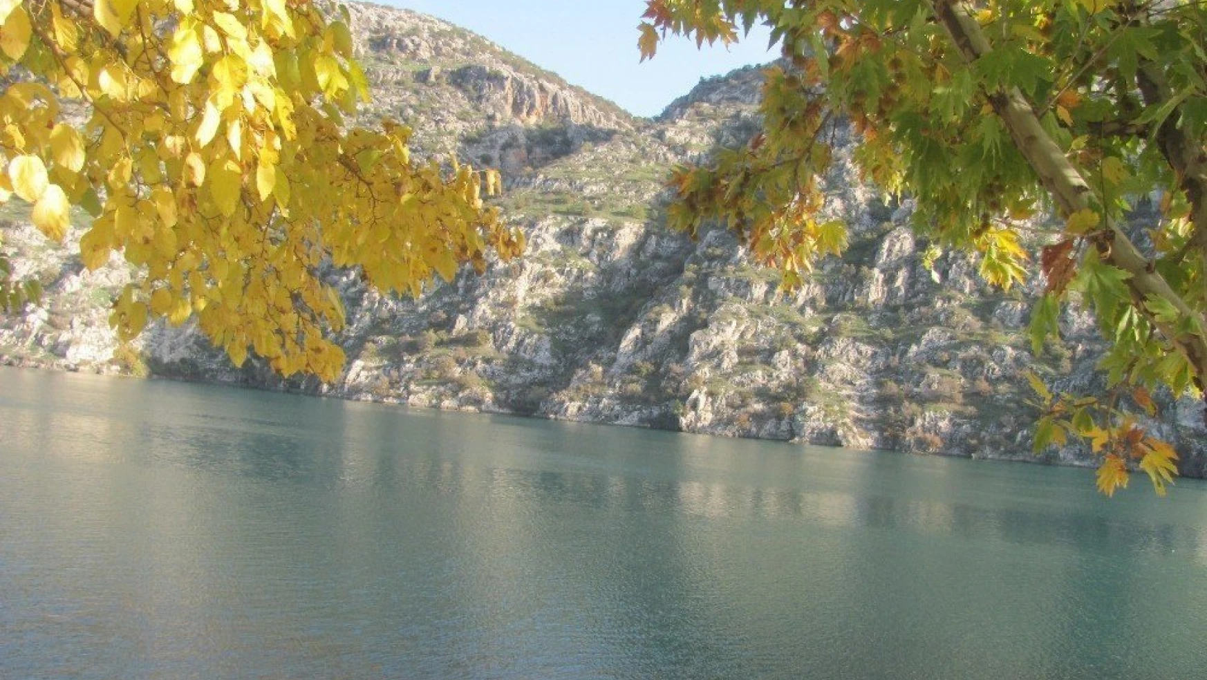 Fırat nehrinde sonbahar güzel görüntüler oluşturuyor