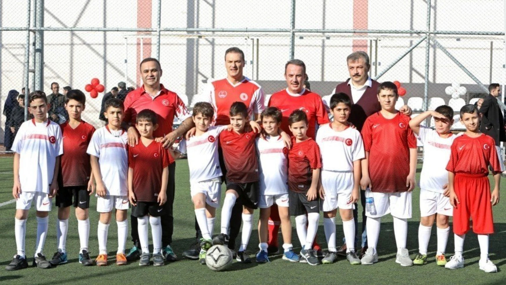 Futbolcu Vekil Alpay, Türk ve Suriyeli çocuklarla sahaya çıktı