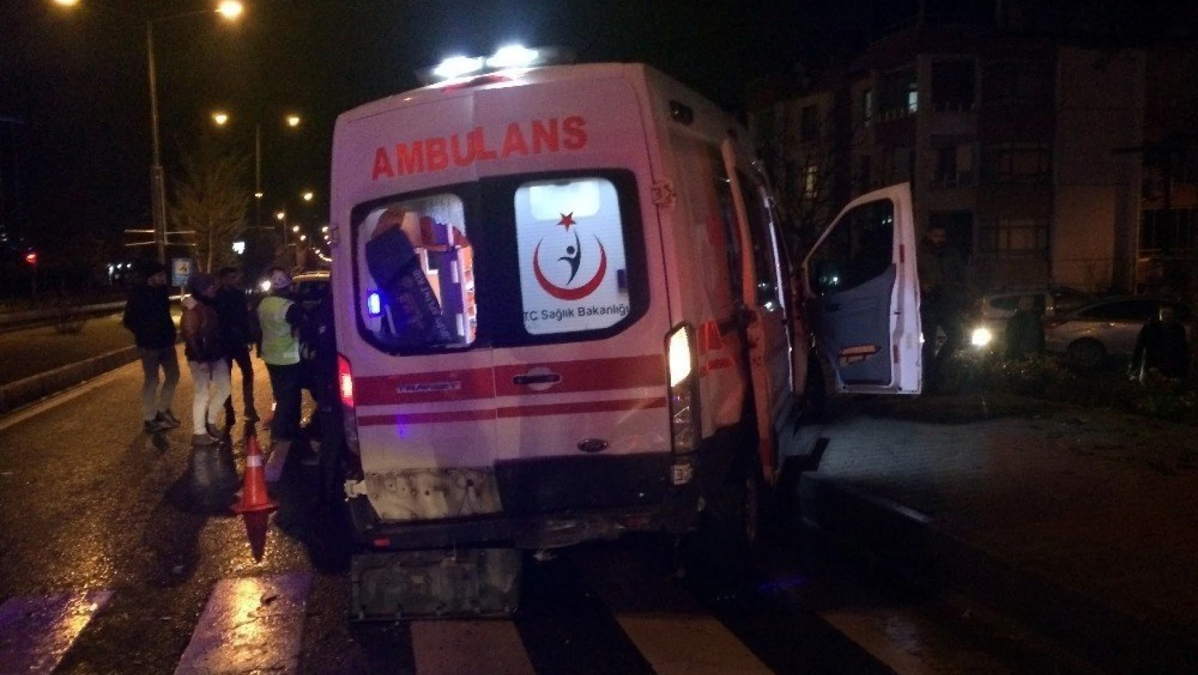 Ambulansla otomobil çarpıştı