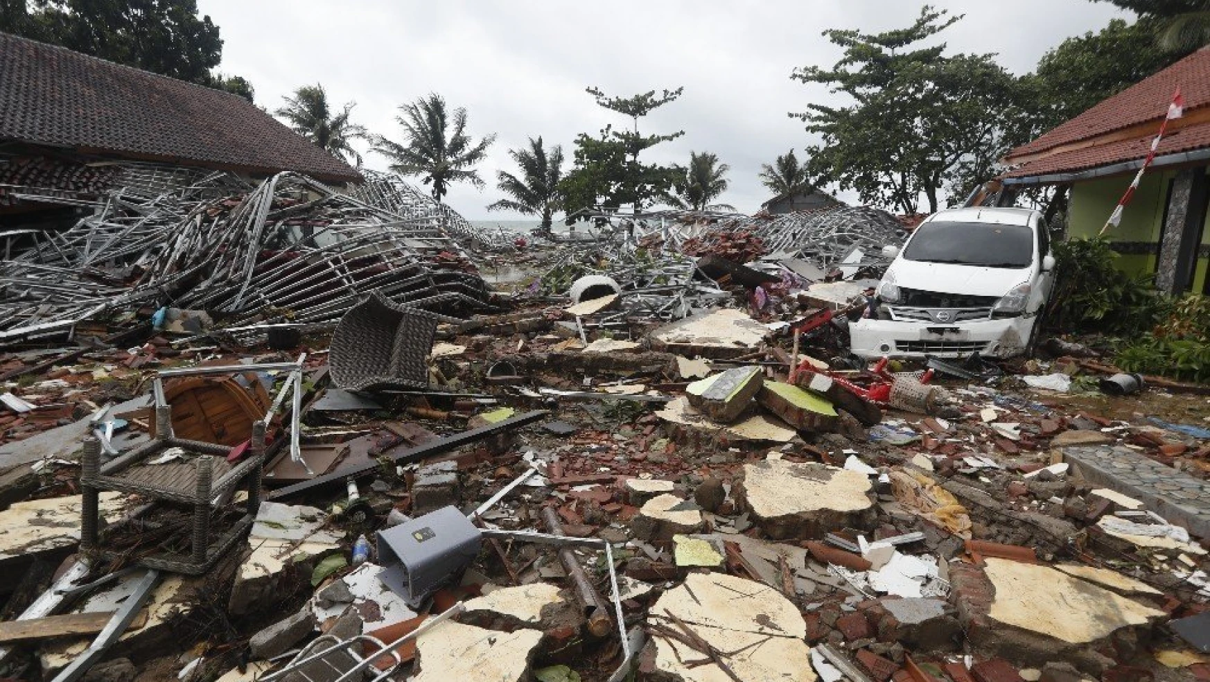 Endonezya'daki tsunamide ölü sayısı 281'e yükseldi