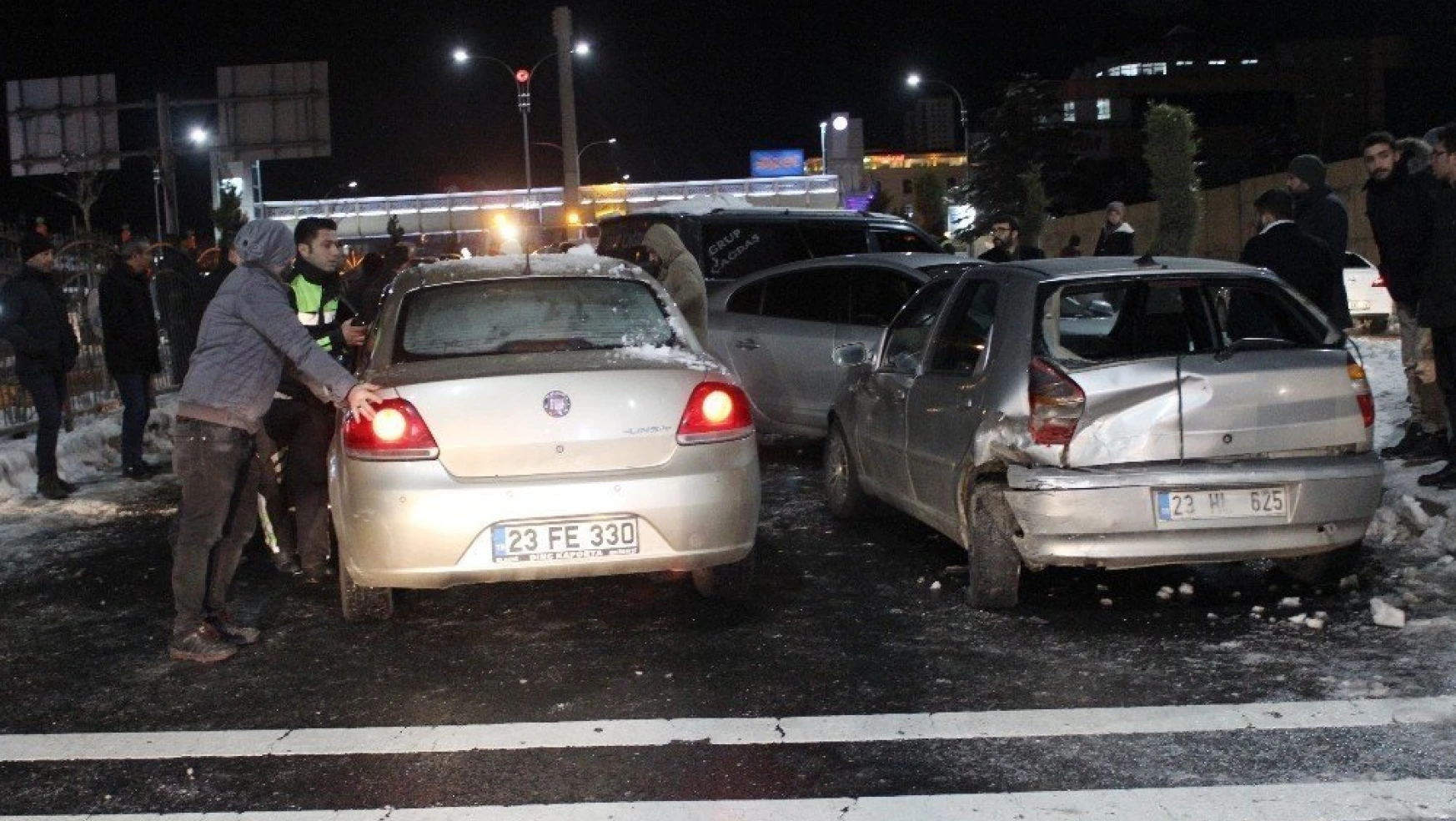Elazığ'da 2 farklı zincirleme kazada 23 araç birbirine girdi