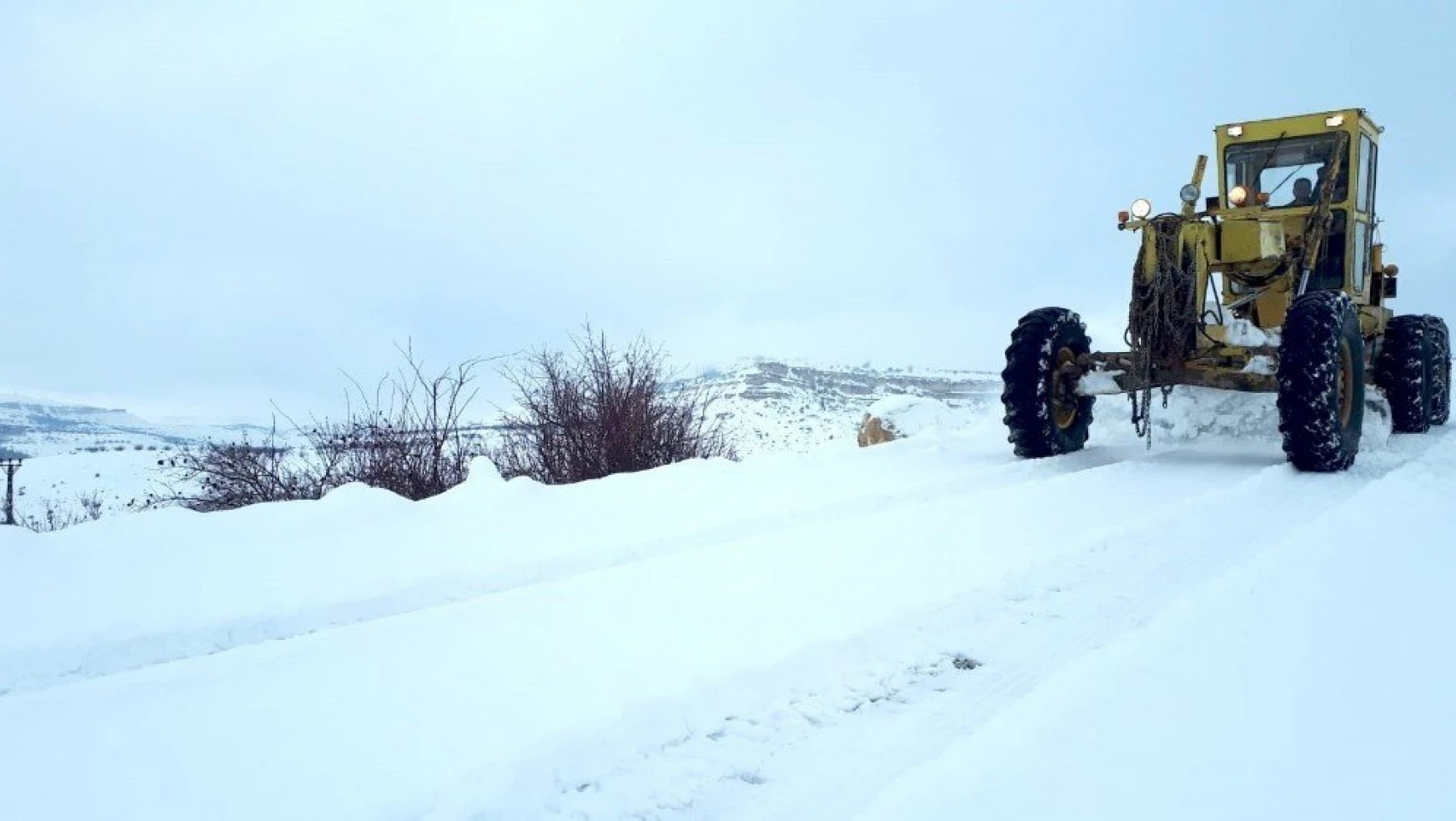 Kar 346 mahalle yolunu ulaşıma kapadı