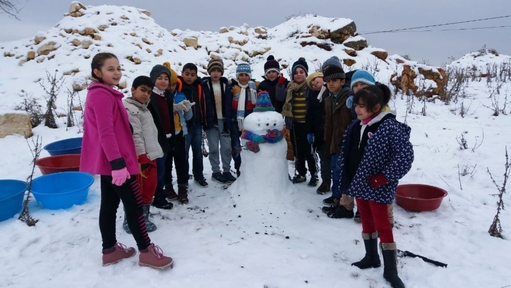 İzci öğrenciler karda kamp yaptı