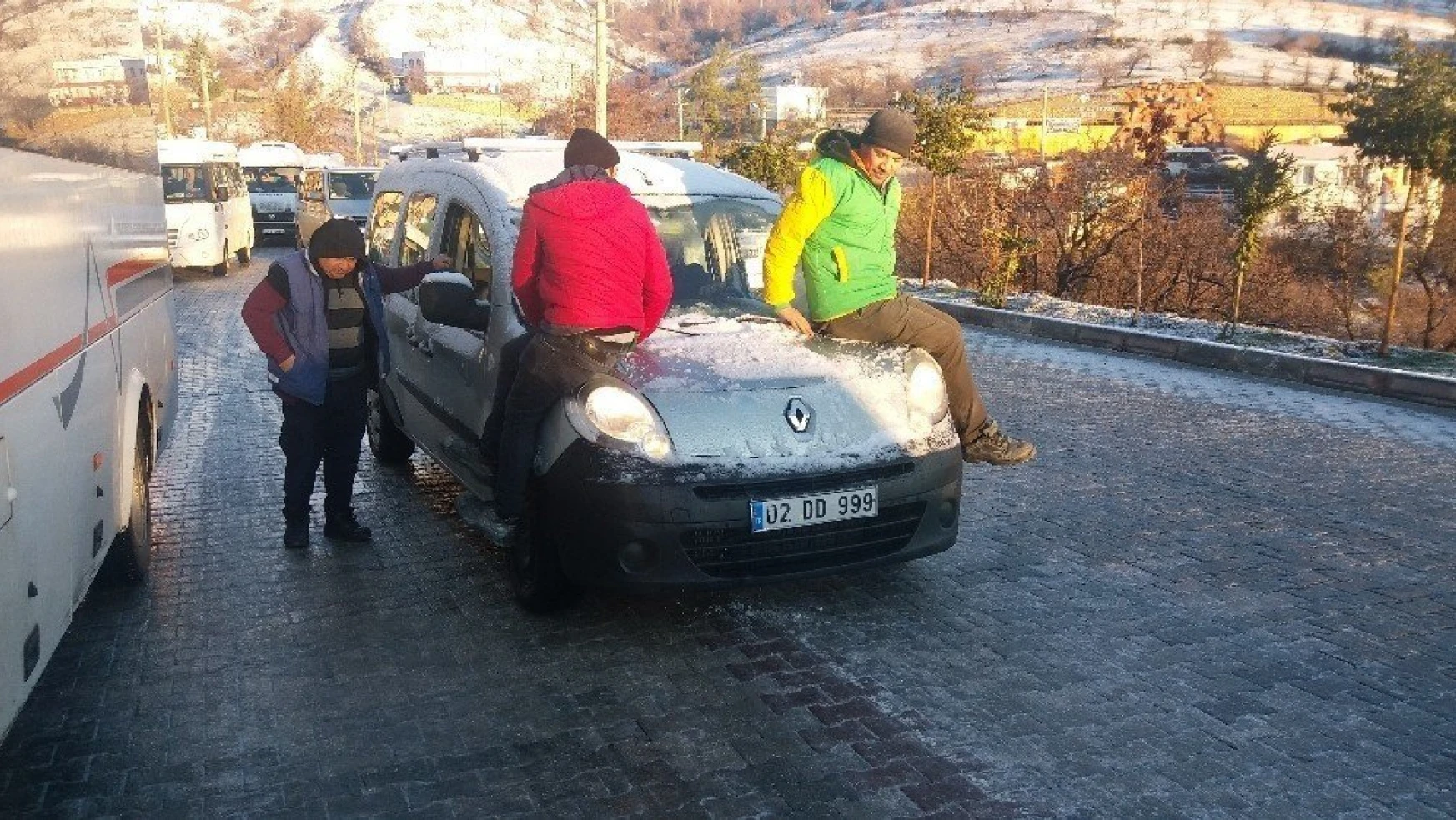 Buz pistine dönen yolda araçlar kaydı