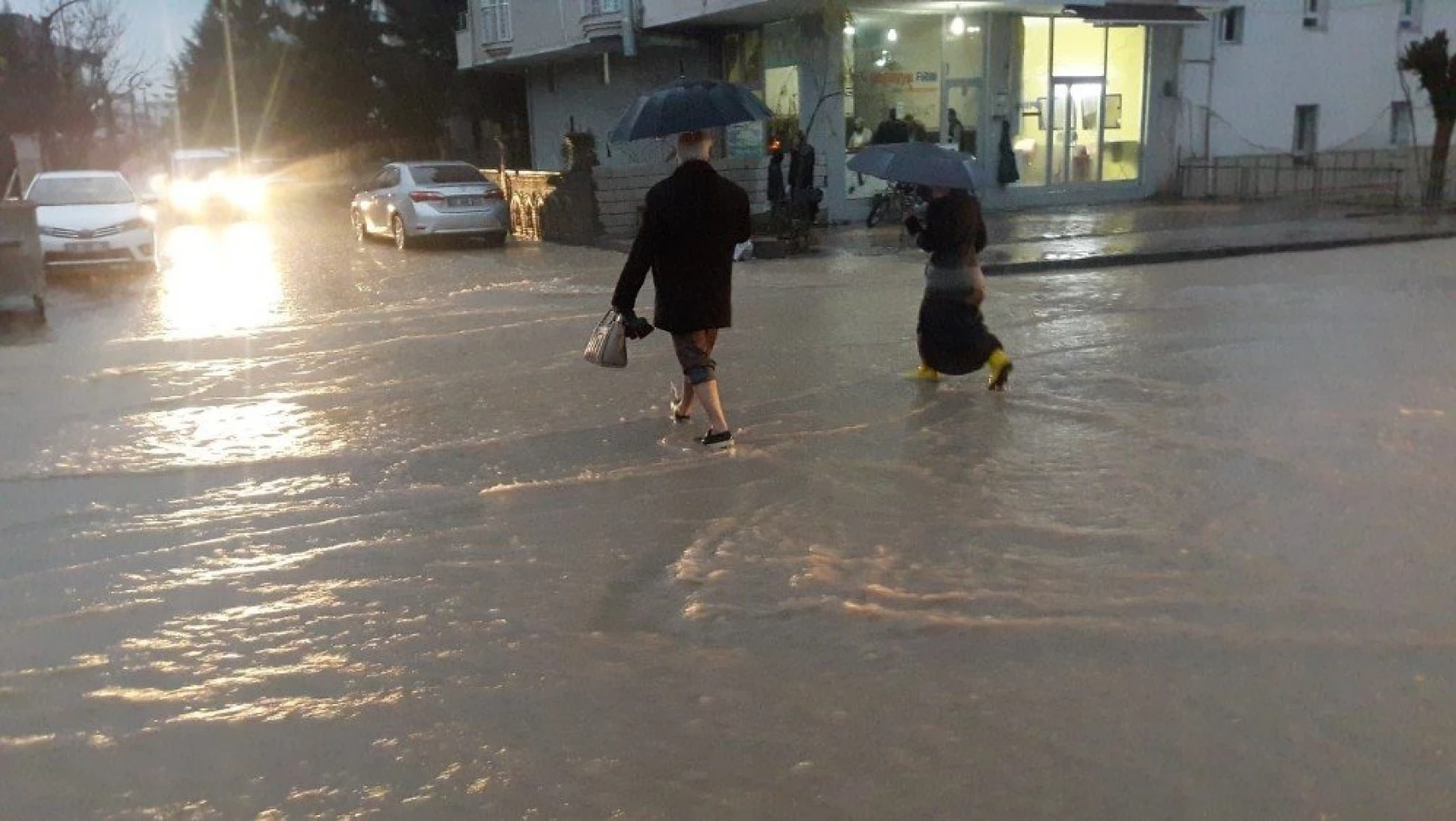 Adıyaman'da cadde ve sokakları sel suları bastı