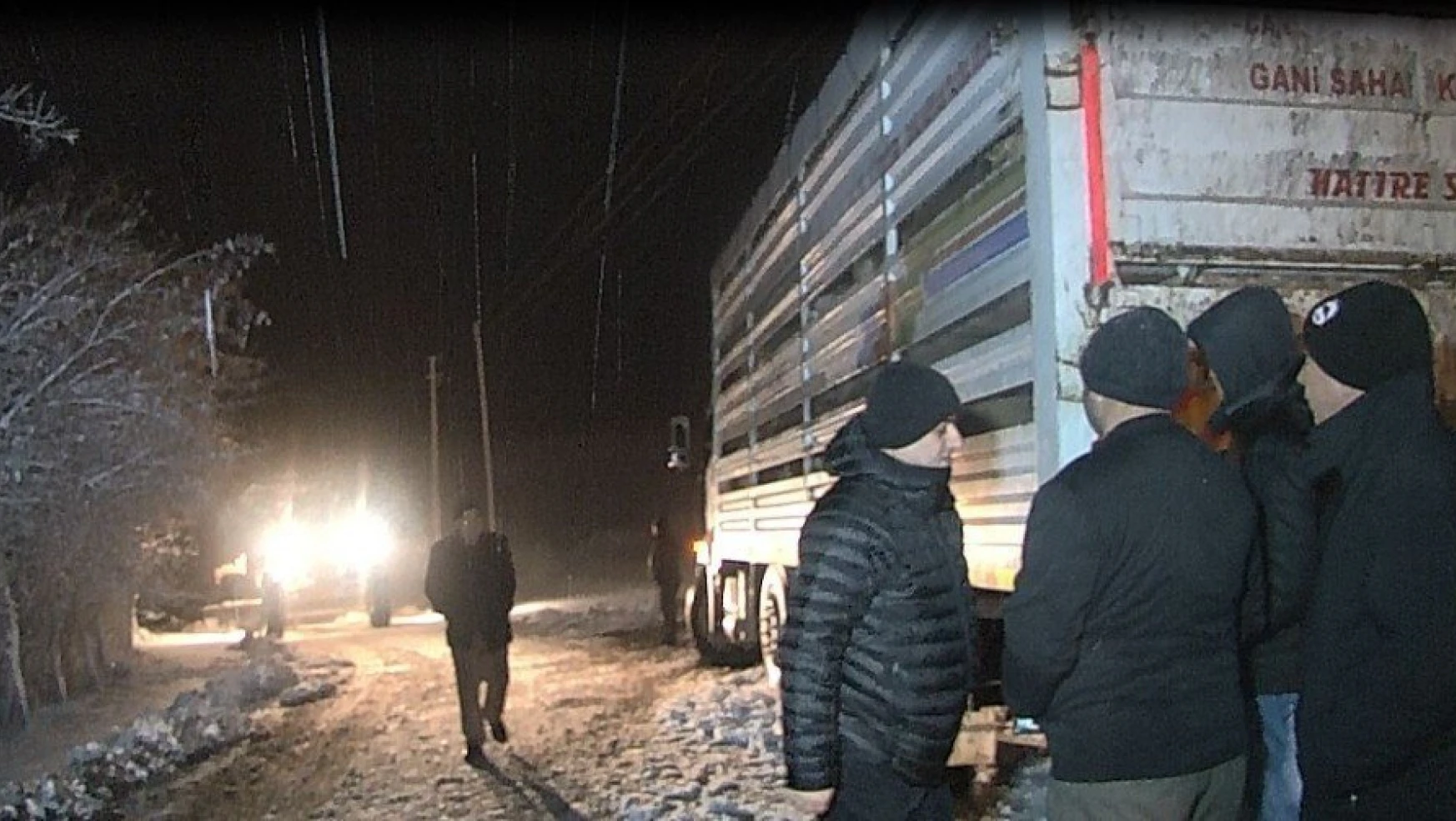 Kar ve tipide 200 hayvanla mahsur kalan tır sürücüsü kurtarıldı