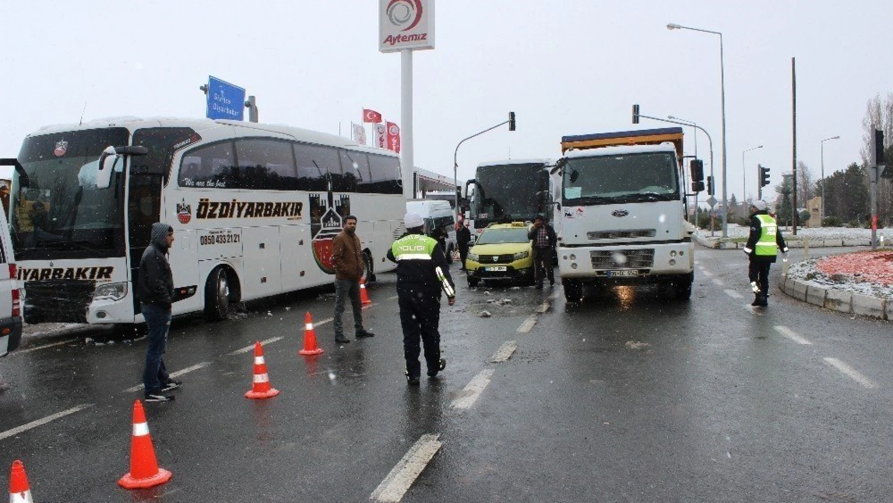Kar ve tipi nedeniyle Elazığ'dan 2 şehre ulaşıma izin verilmiyor