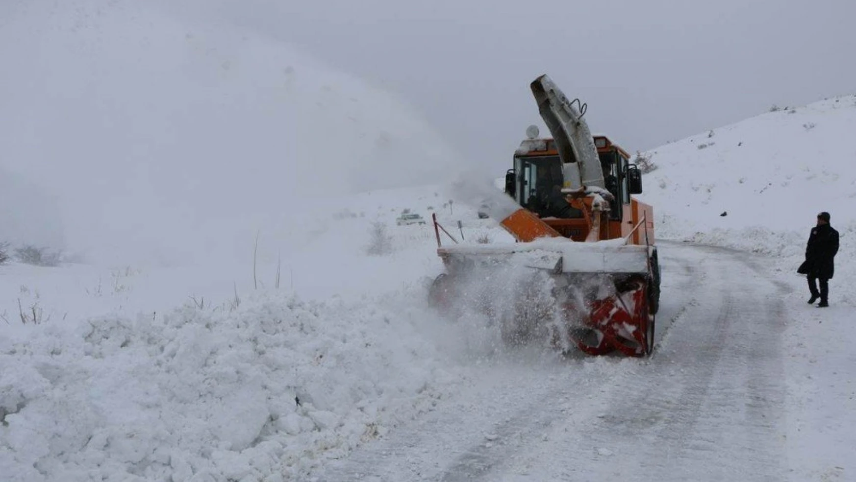Elazığ'ın 6 ilçesinde kar 77 köy yolunu kapattı