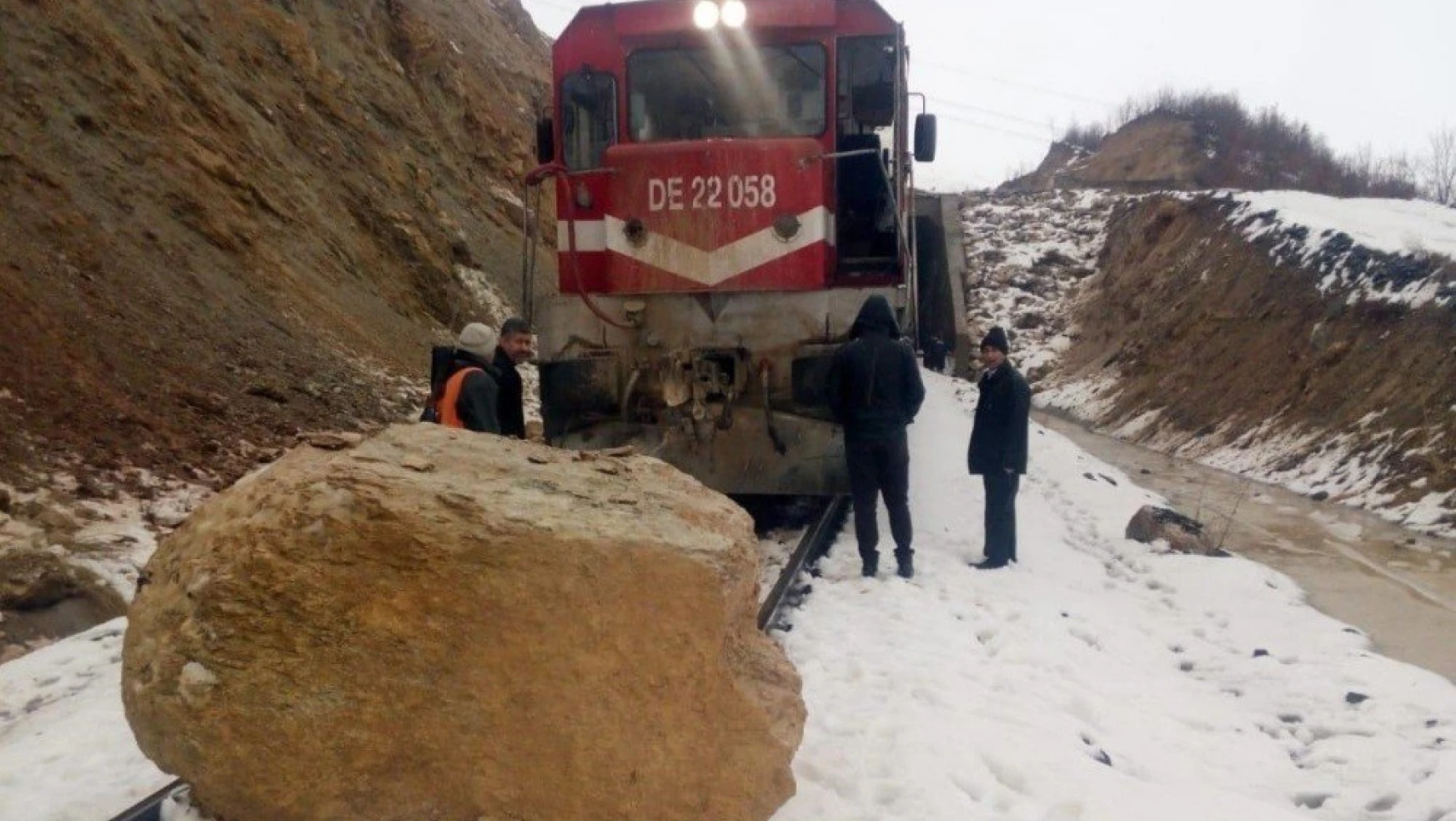 Kopan kayaya tren çarptı, facia ucuz atlatıldı
