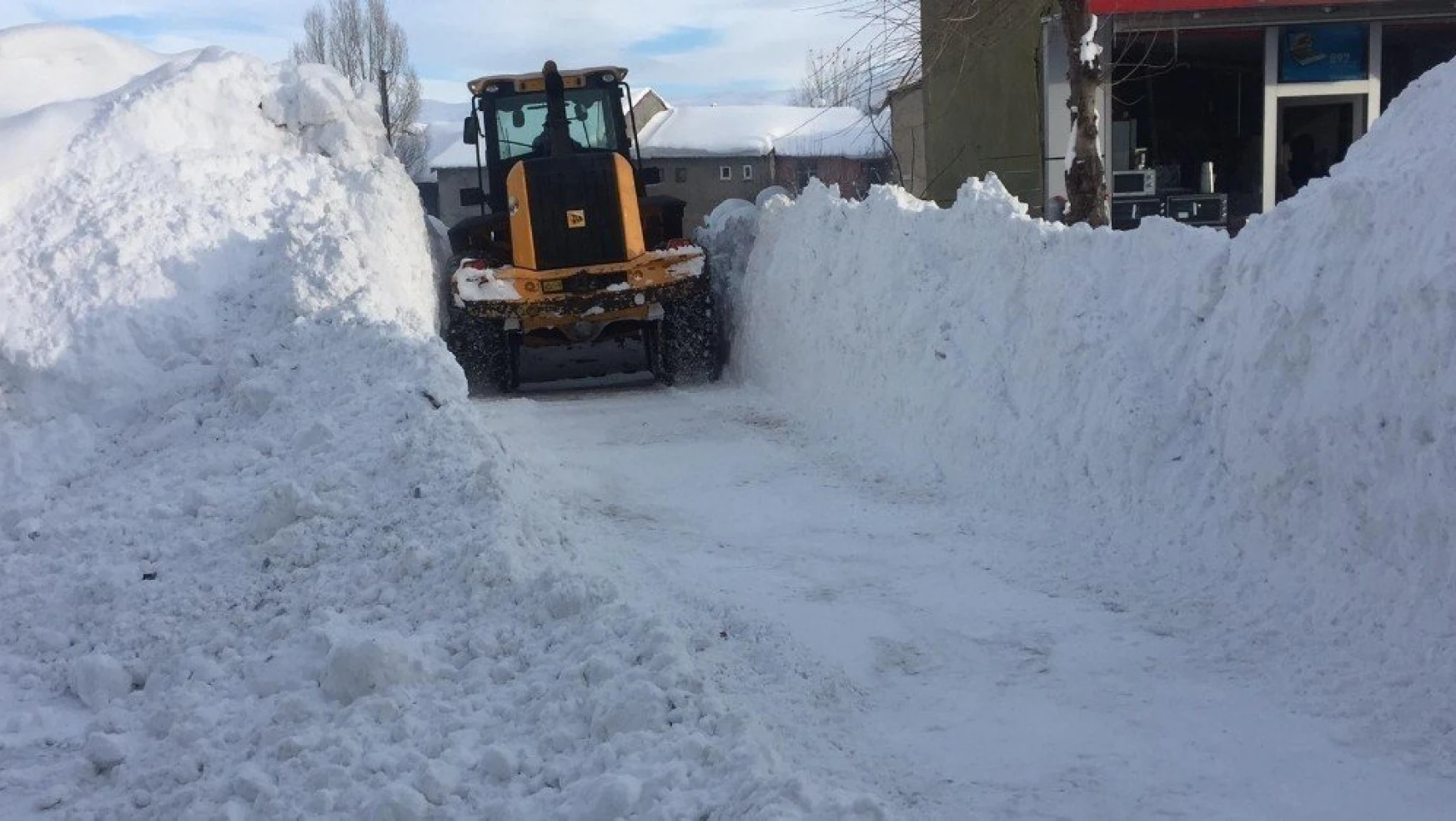 Elazığ'da kar ve tipi 249 köy yolunu ulaşıma kapattı
