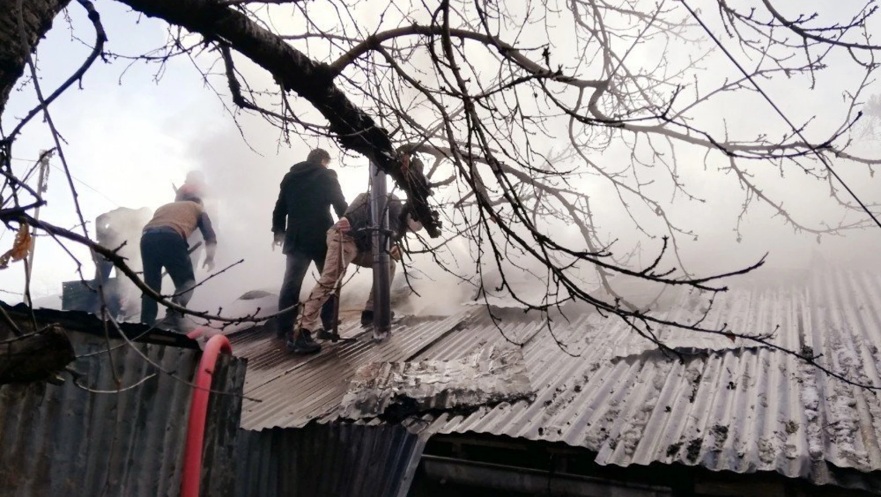 Elazığ'da yangın, iki evin çatısı zarar gördü