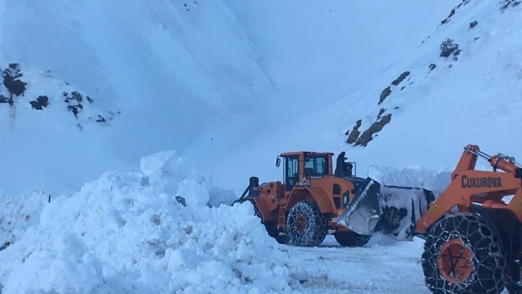 Sincik'te karla mücadele günlerdir devam ediyor