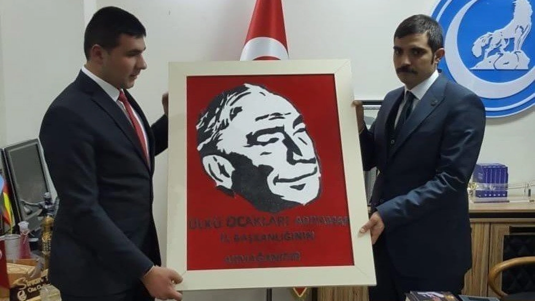 Adıyaman Ülkü Ocakları Genel Başkan Ateş'e tablo hediye etti