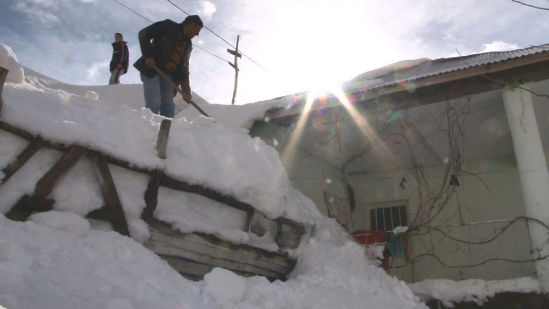 2 metre karda köyde zorlu yaşam
