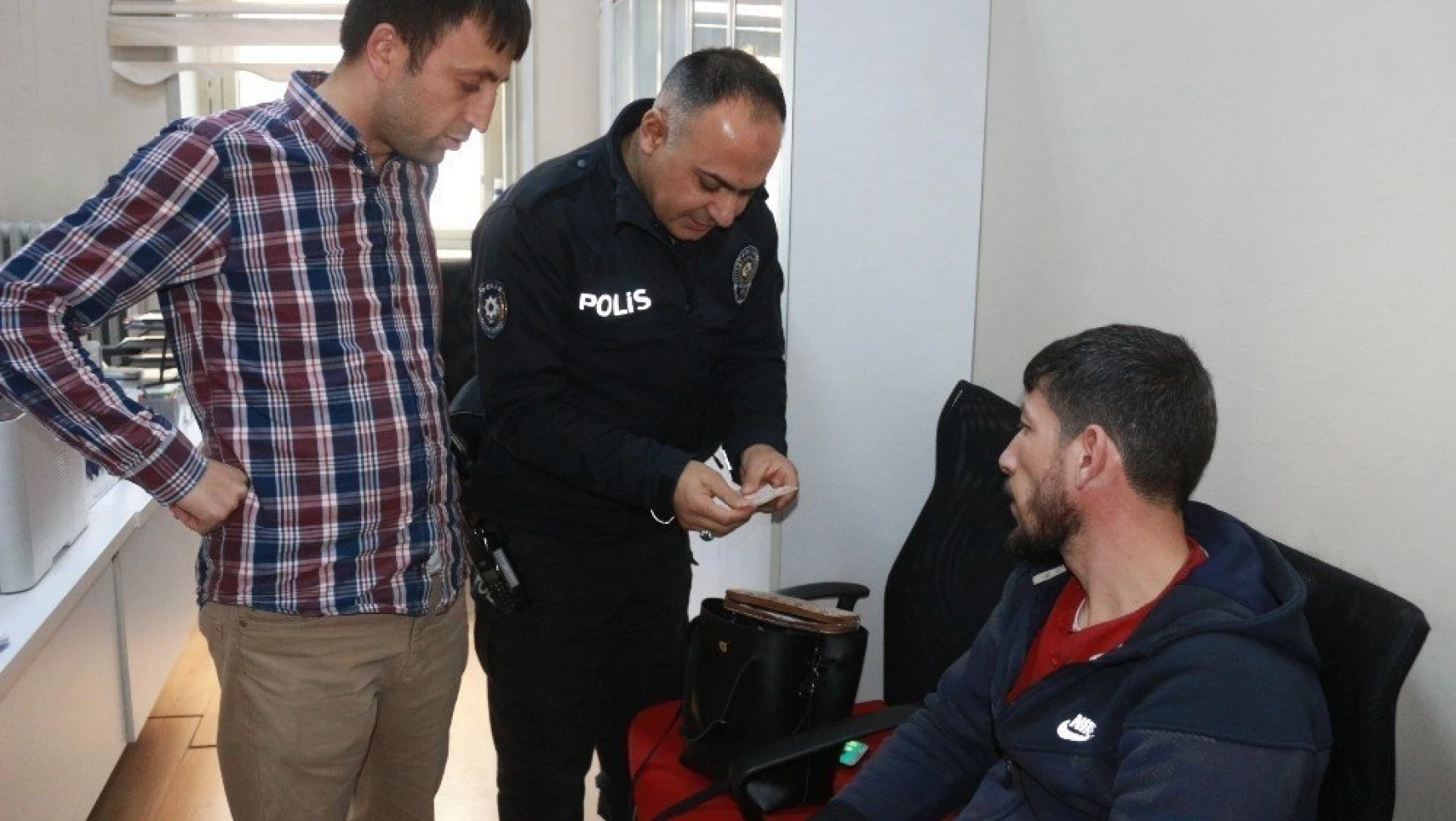 Suriyeli adam bulduğu kadın çantasını polise teslim etti