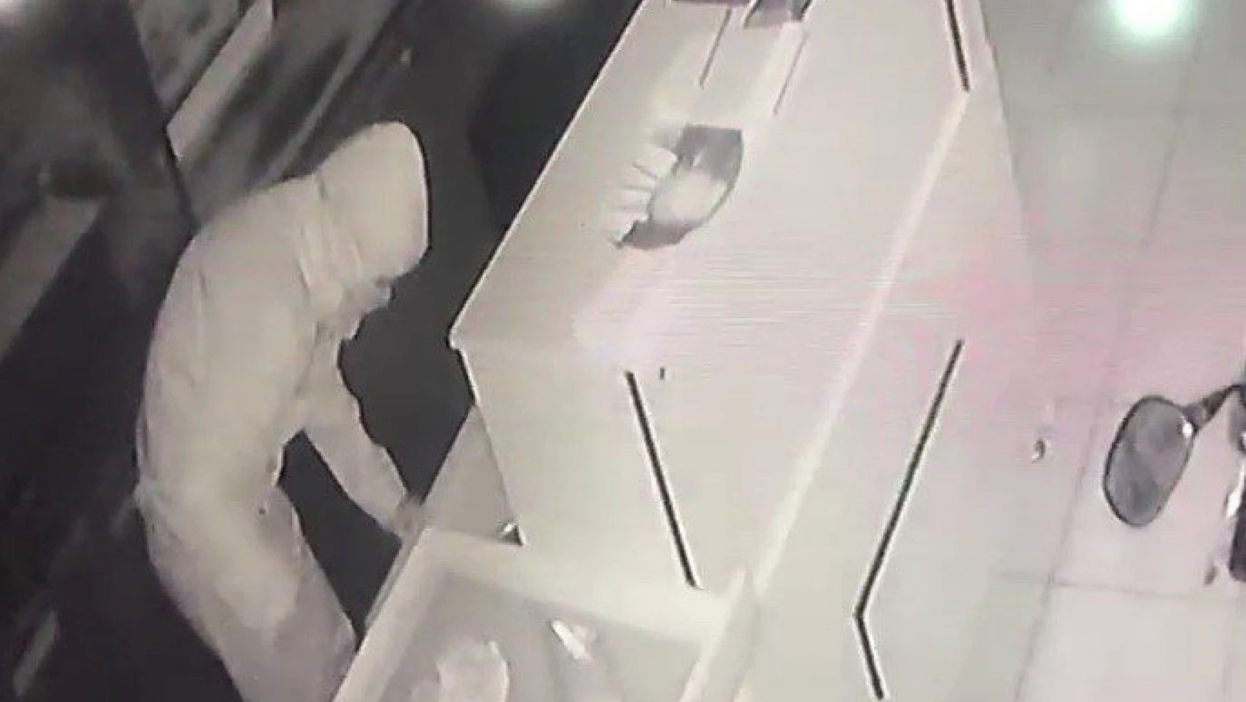 İş yeri hırsızları güvenlik kamerasına yakalandı