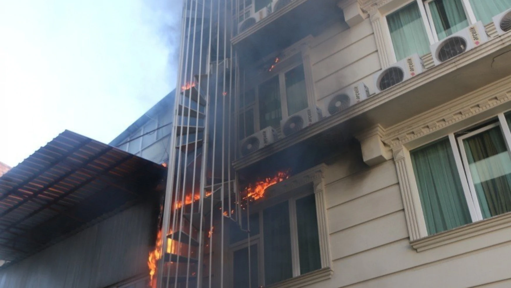 Yan binaya sıçrayan baca yangını korkuttu